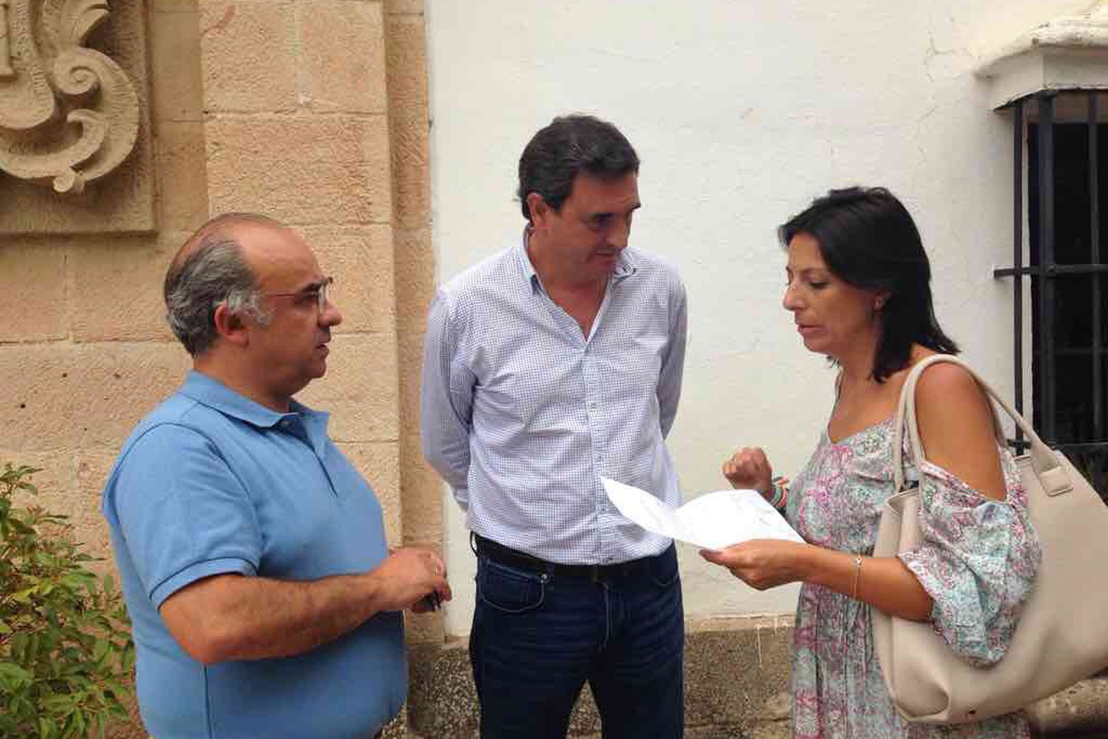 Felix Romero junto a los ediles del PP de Ronda, María de la Paz Fernández y Fernando Corrales.