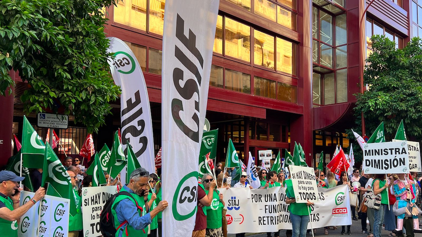 “Queremos que se conozca esta situación, indecente e inexplicable, que se centra en el Ministerio de Justicia”.