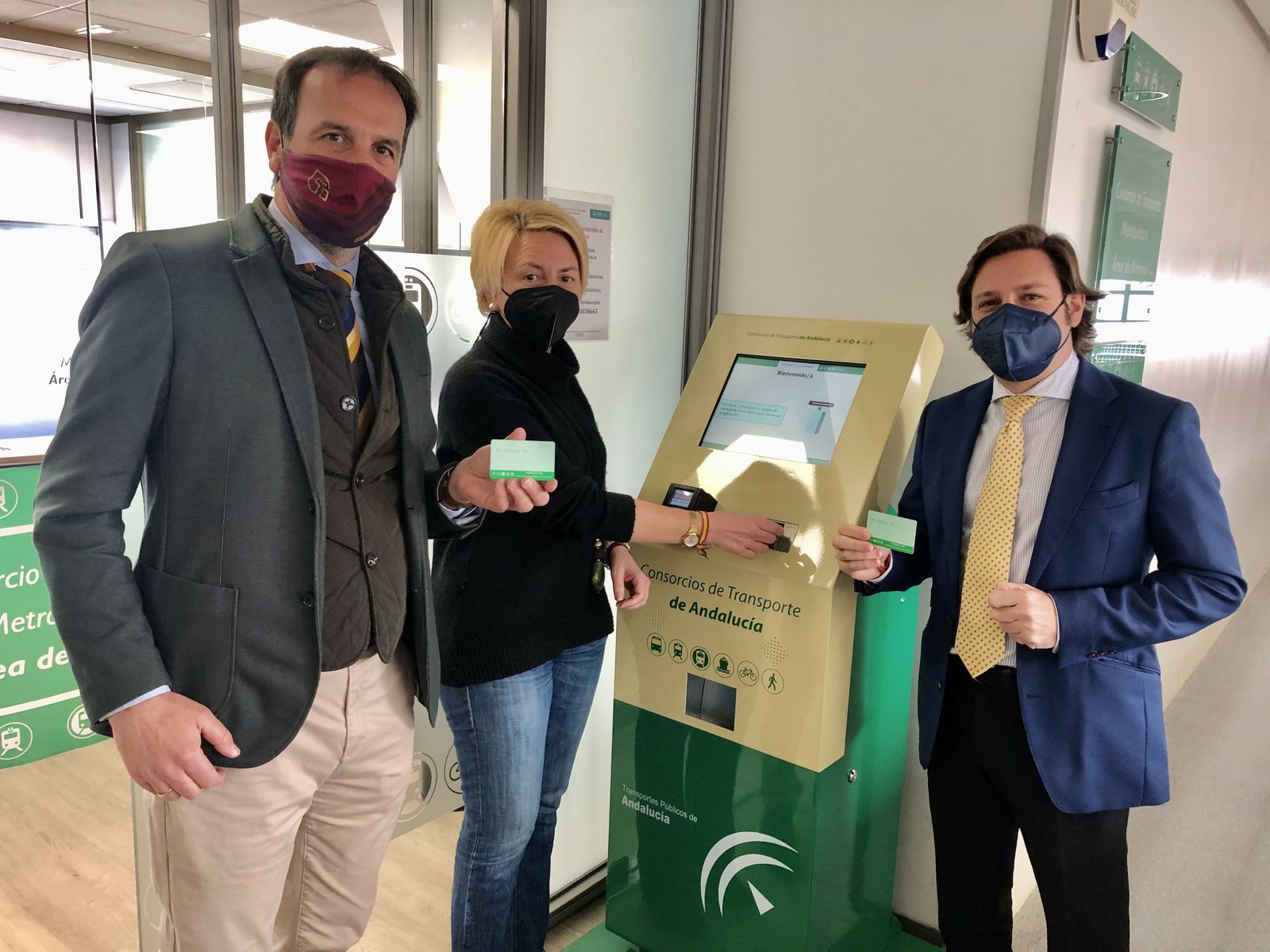 Eloísa Cabrera, el delegado de la empresa logística y el director del Consorcio junto a la  máquina de autorrecarga de la tarjeta metropolitana