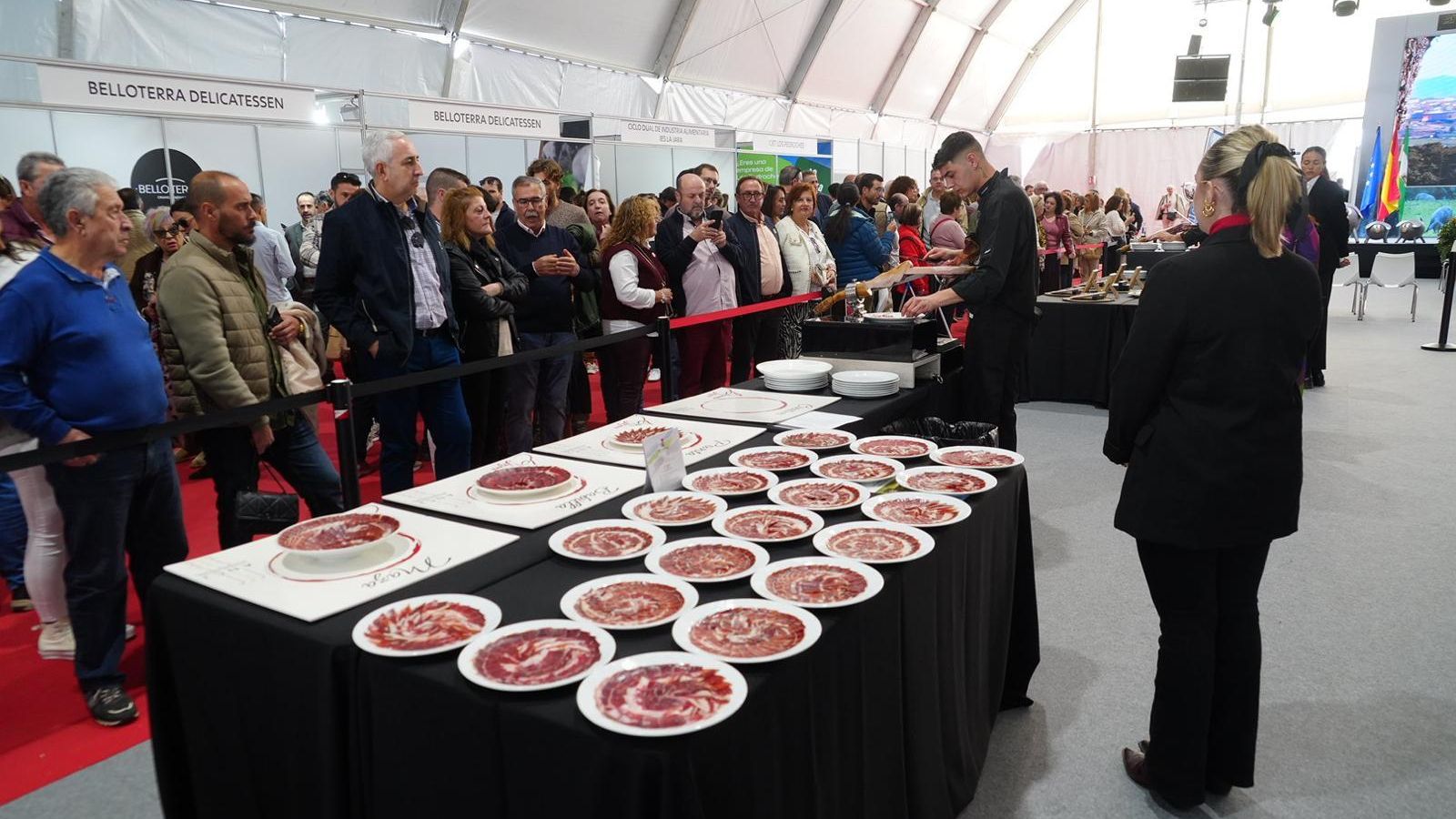 Un momento del concurso de cortadores de jamón.