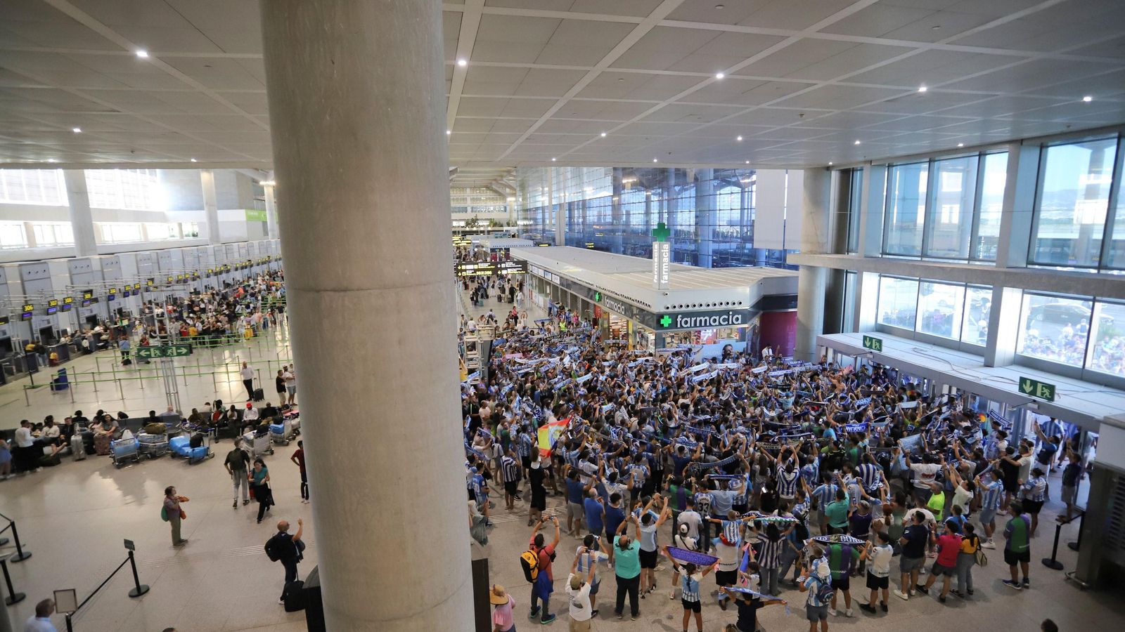 Las fotos de la afición despidiendo al Málaga en el aeropuerto antes de ir a Tarragona
