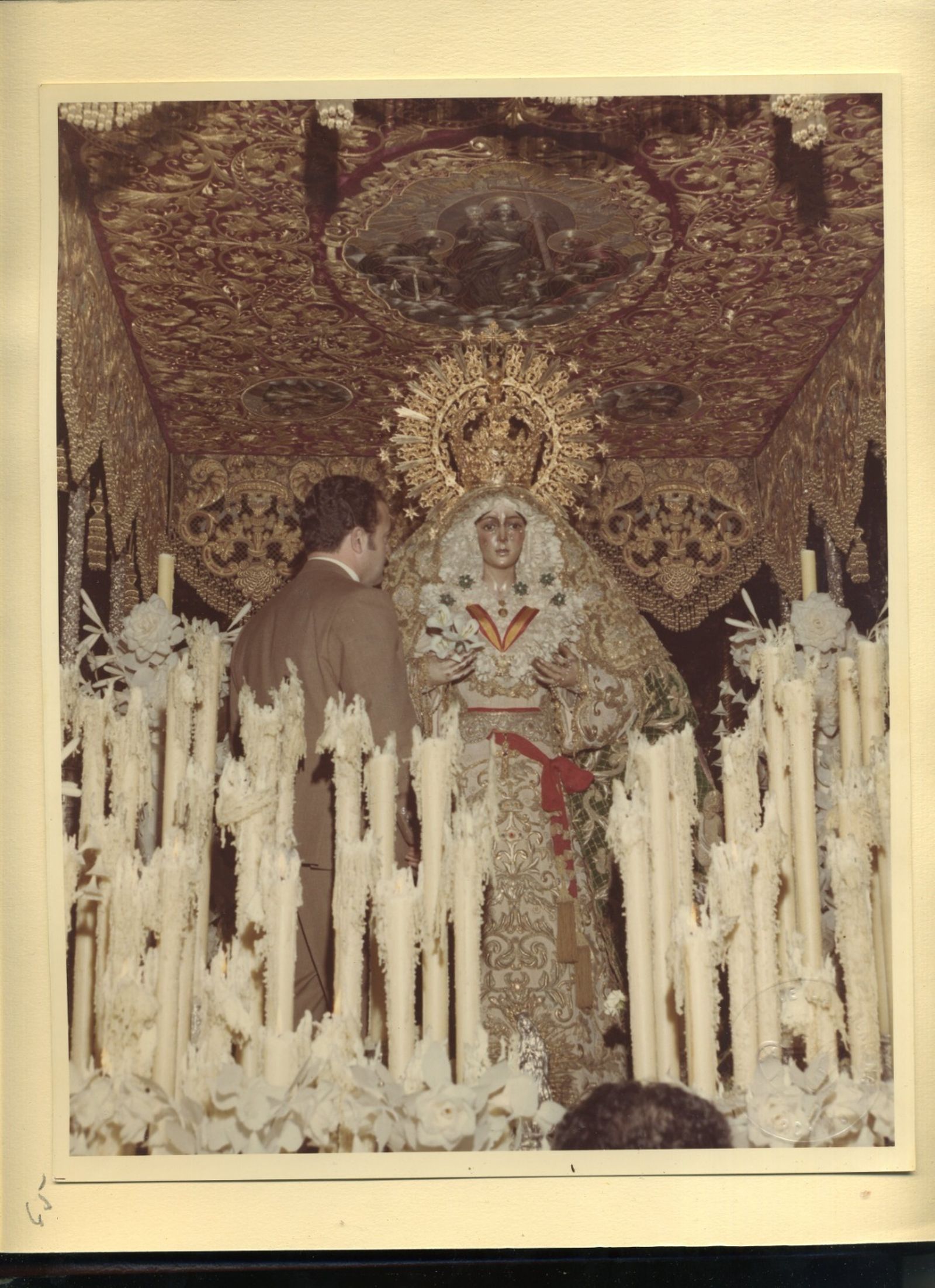 Manuel Martínez Suárez ante la Virgen de la Esperanza.