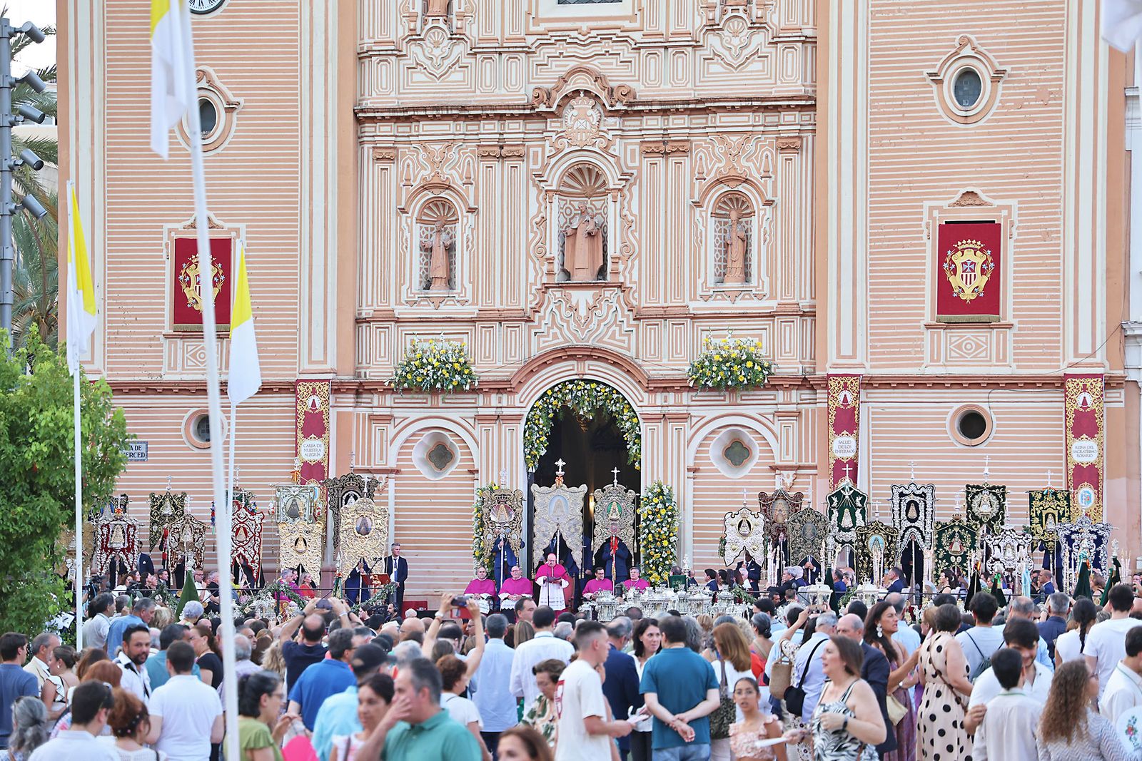Imágenes del Rosario Jubilar rociero celebrado por las 25 hermandades filiales de la Matriz de Almonte en La Merced