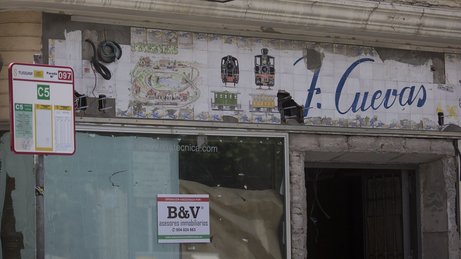 Destrozos en la azulejería original del antiguo comercio