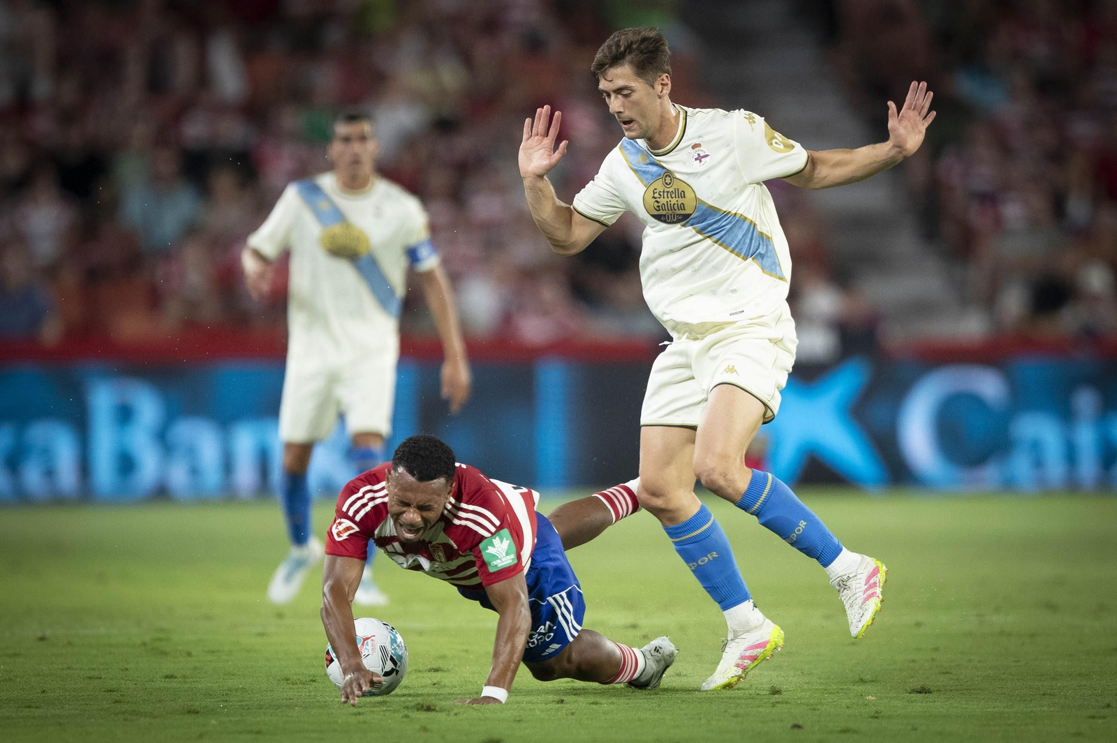 Gragera derriba a Loïc Williams en Los Cármenes.