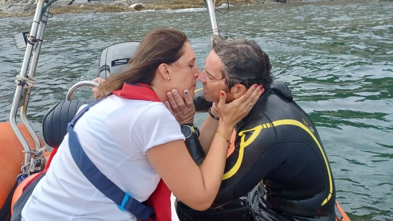 Portillo besa a su pareja tras culminar la travesía a nado.