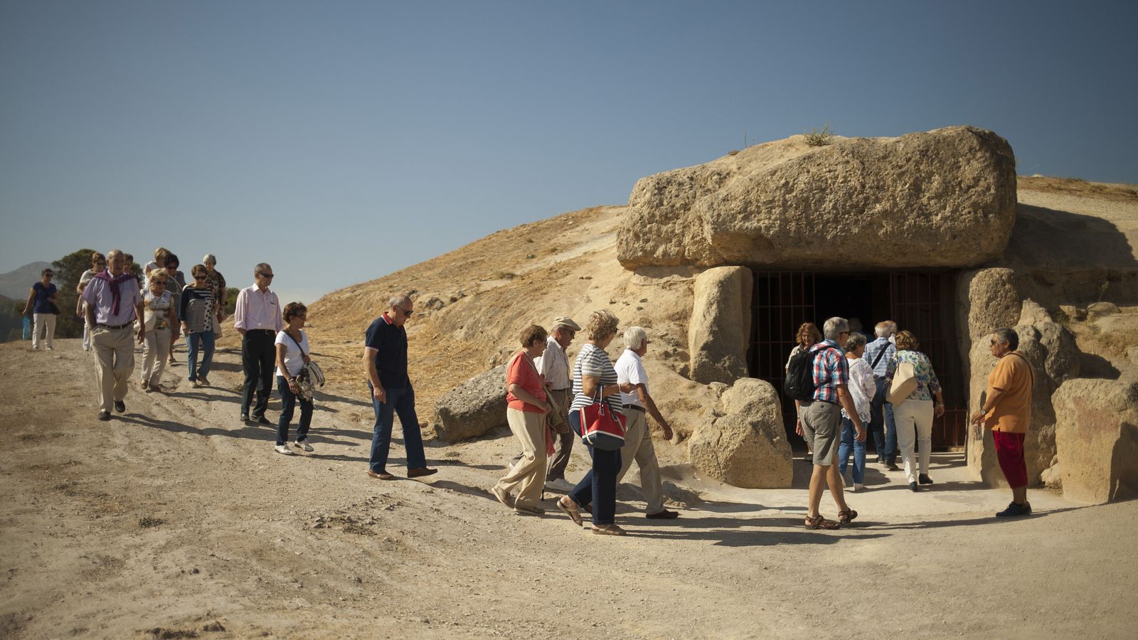 Turistas en los dólmenes de Antequera.