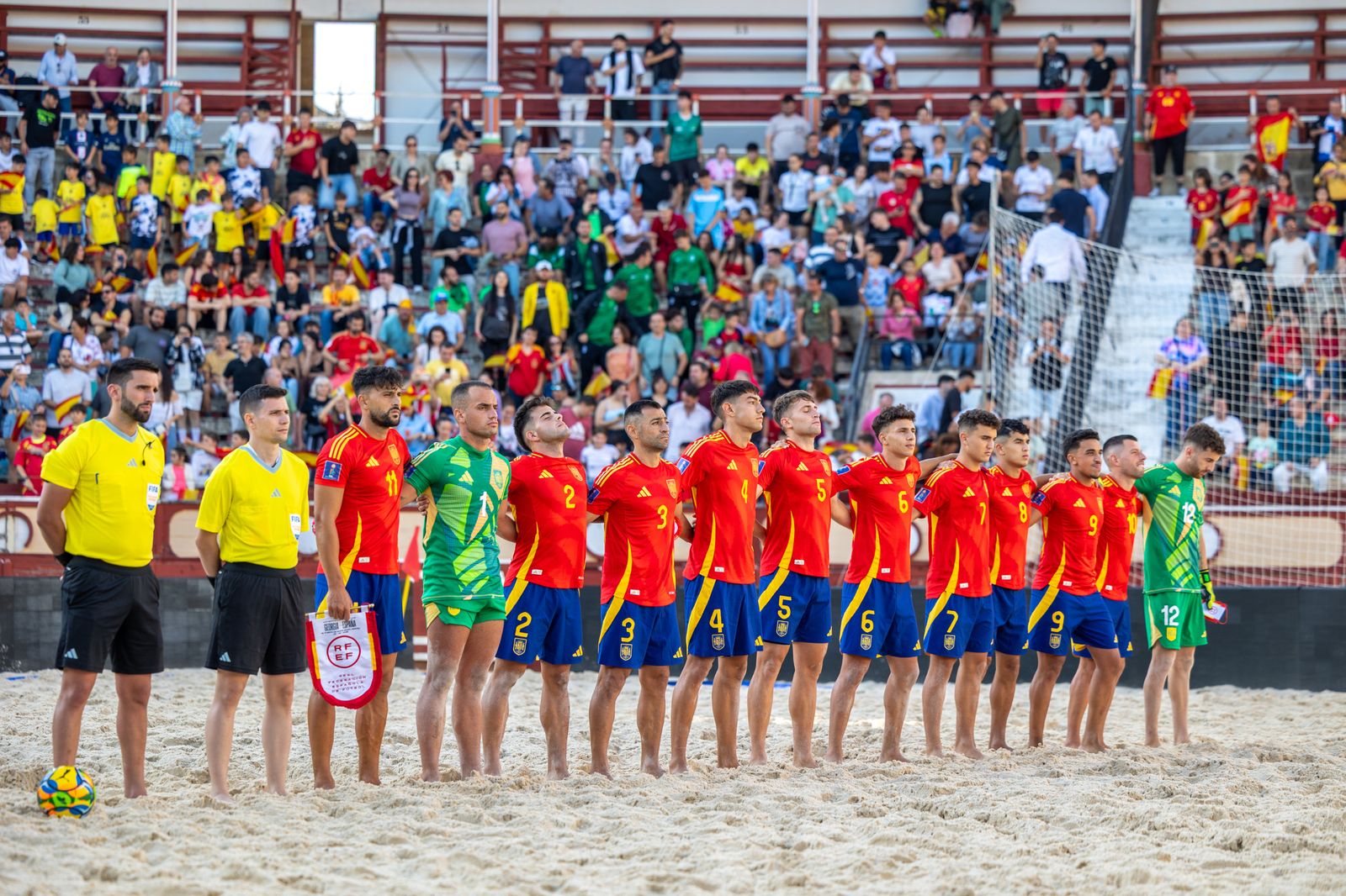 La selección española, con la de Georgia en la Plaza de Toros.