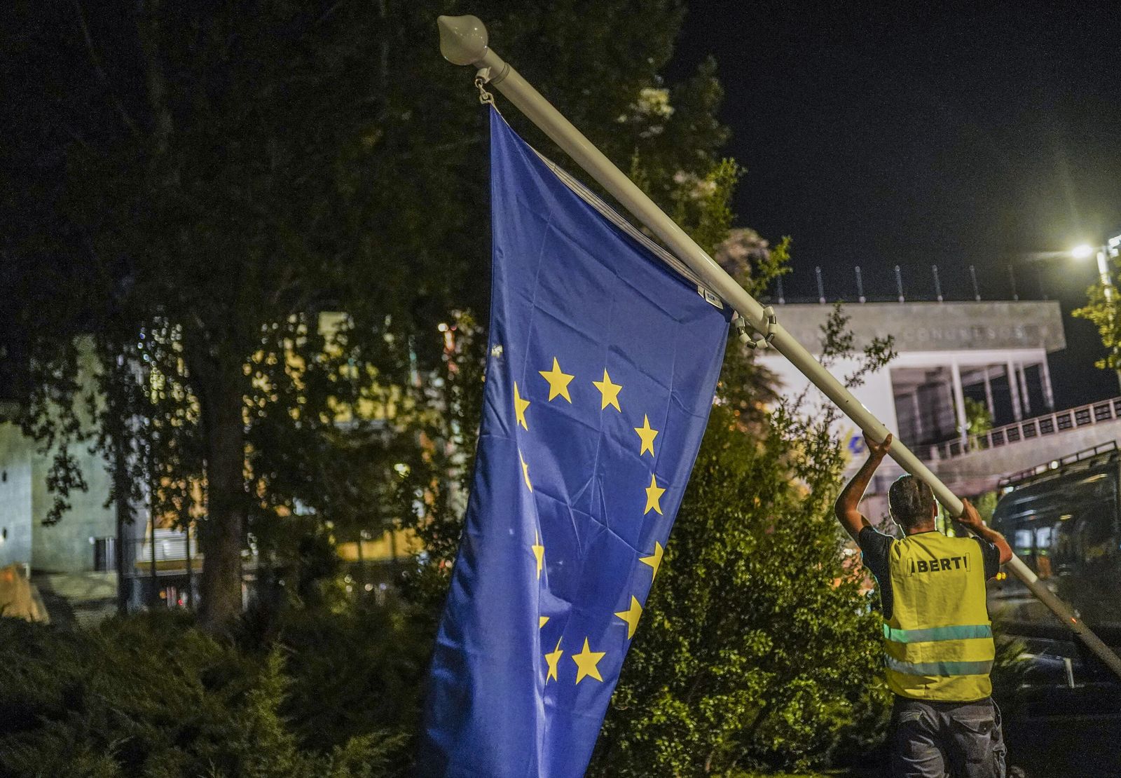 La bandera de la UE ya luce en Granada