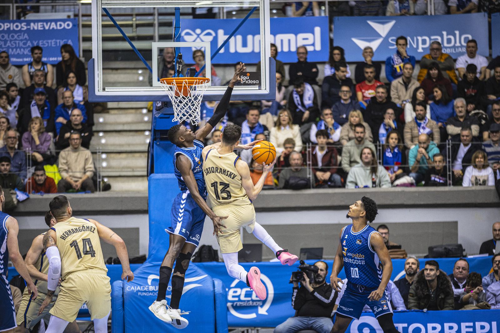 Yannick Nzosa, minutos de calidad ante el Barcelona