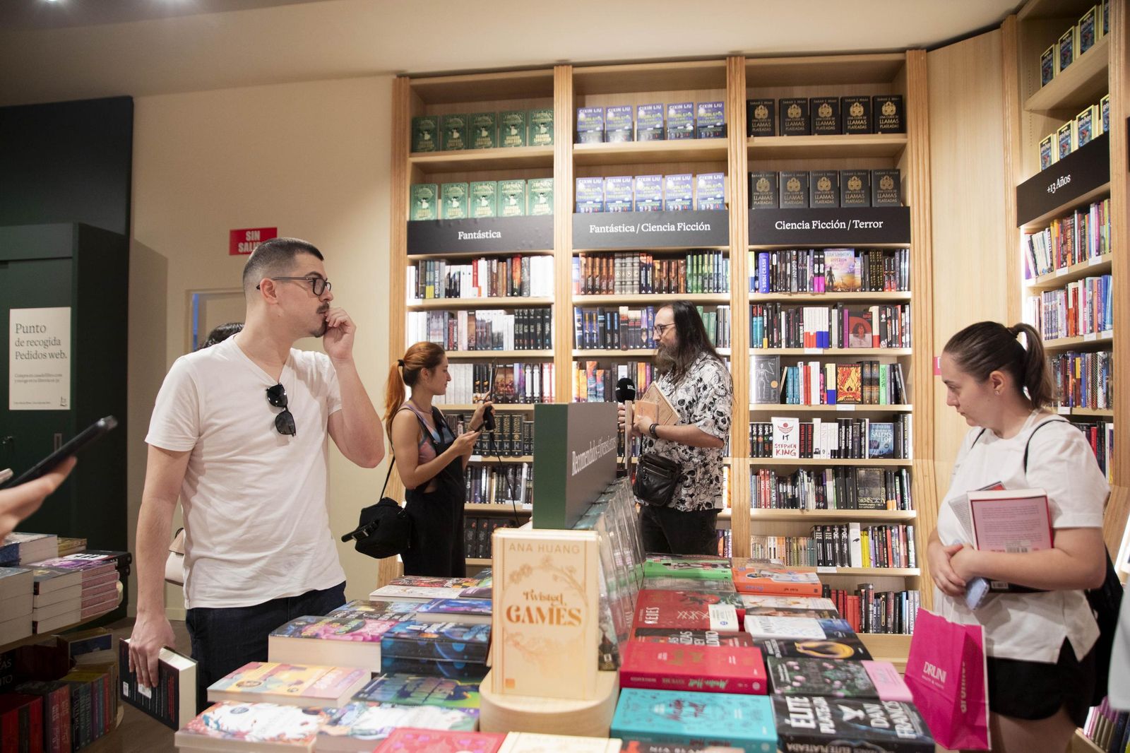 Las imágenes de la apertura de la Casa del Libro en el Centro Comercial Torrecárdenas de Almería
