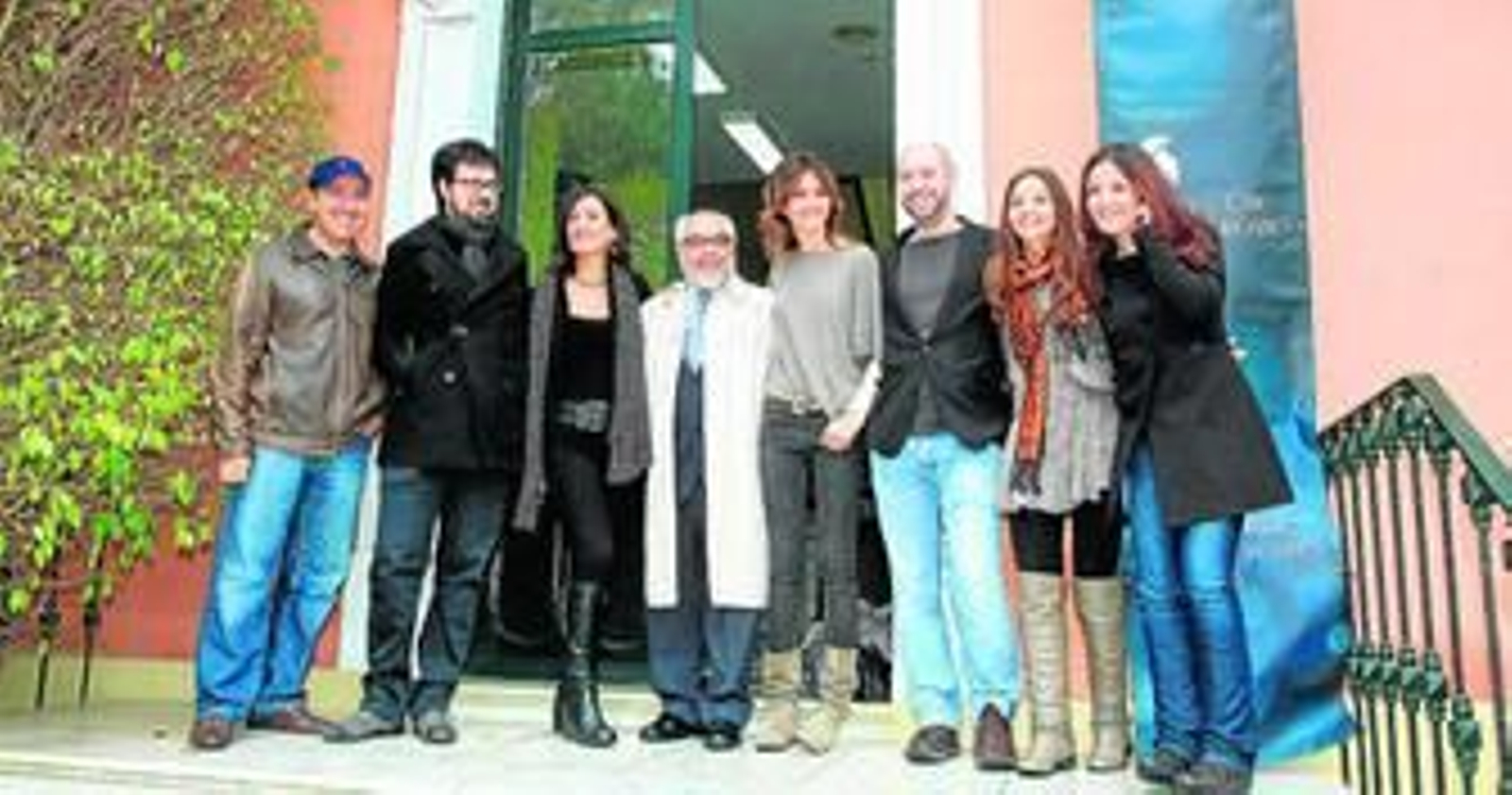 El productor Julio Fernández, acompañado por amigos y compañeros en la Casa Colón, sede del Festival de Cine que le ha homenajeado.