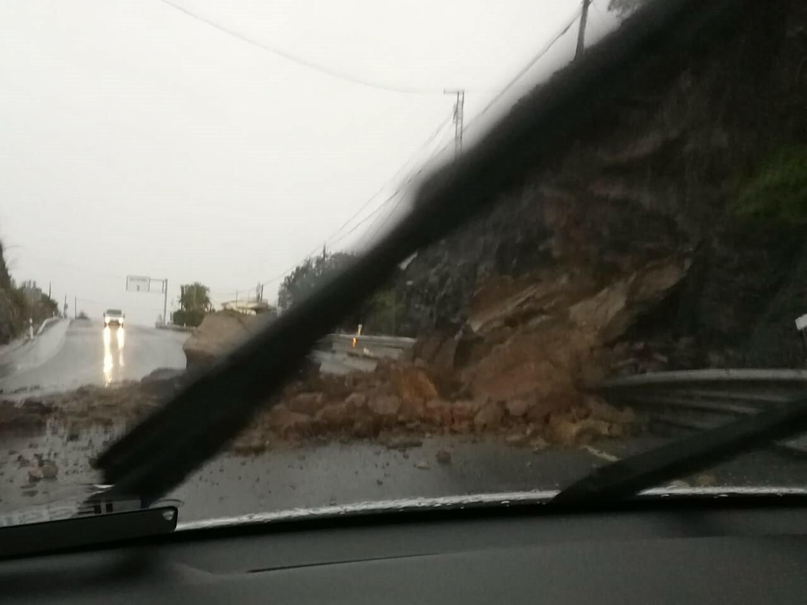 Derrumbe que afecta a la N340 a la altura de La Caleta en sentido Motril.