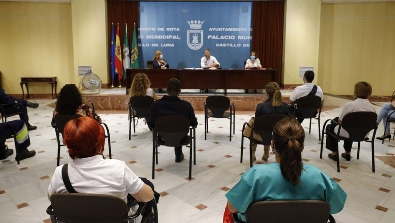Imagen retrospectiva de una reunión municipal sobre materia laboral presidida por el alcalde de Rota, Javier Ruiz.
