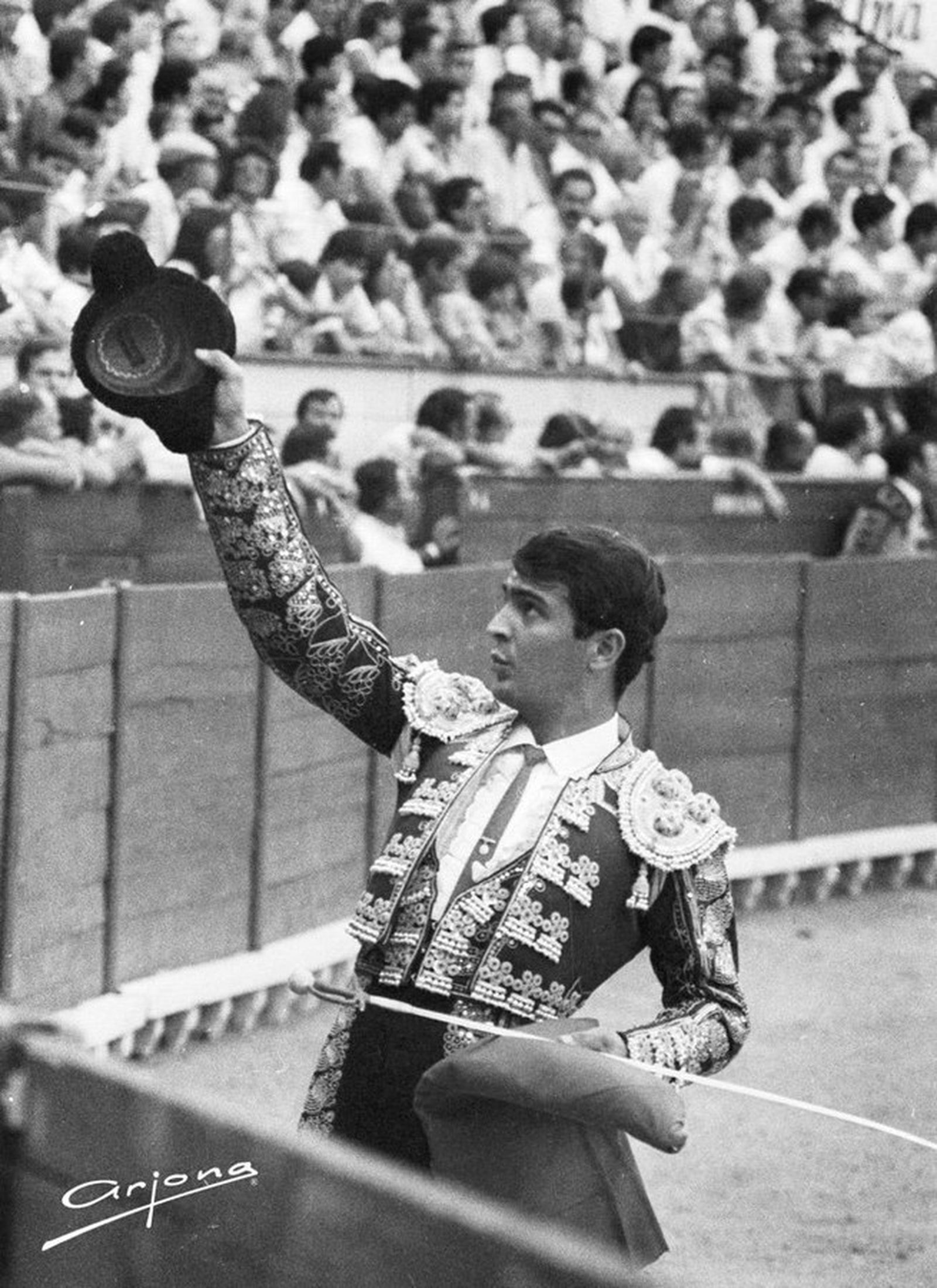 Yiyo, vestido con el mismo marino y oro de la tarde de Colmenar Viejo