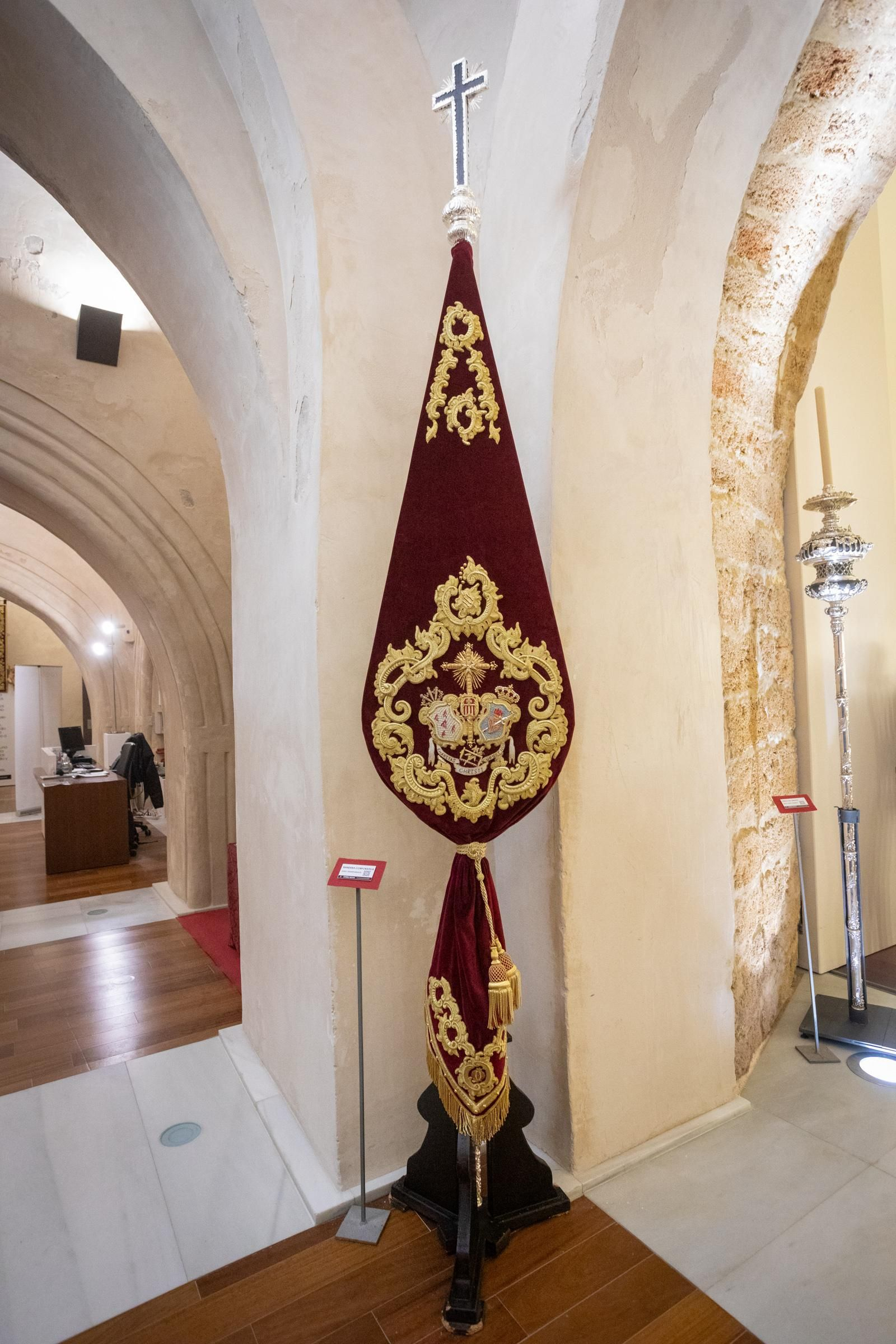 Las imágenes de la exposición Opera Nova, estrenos de las hermandades de San Fernando