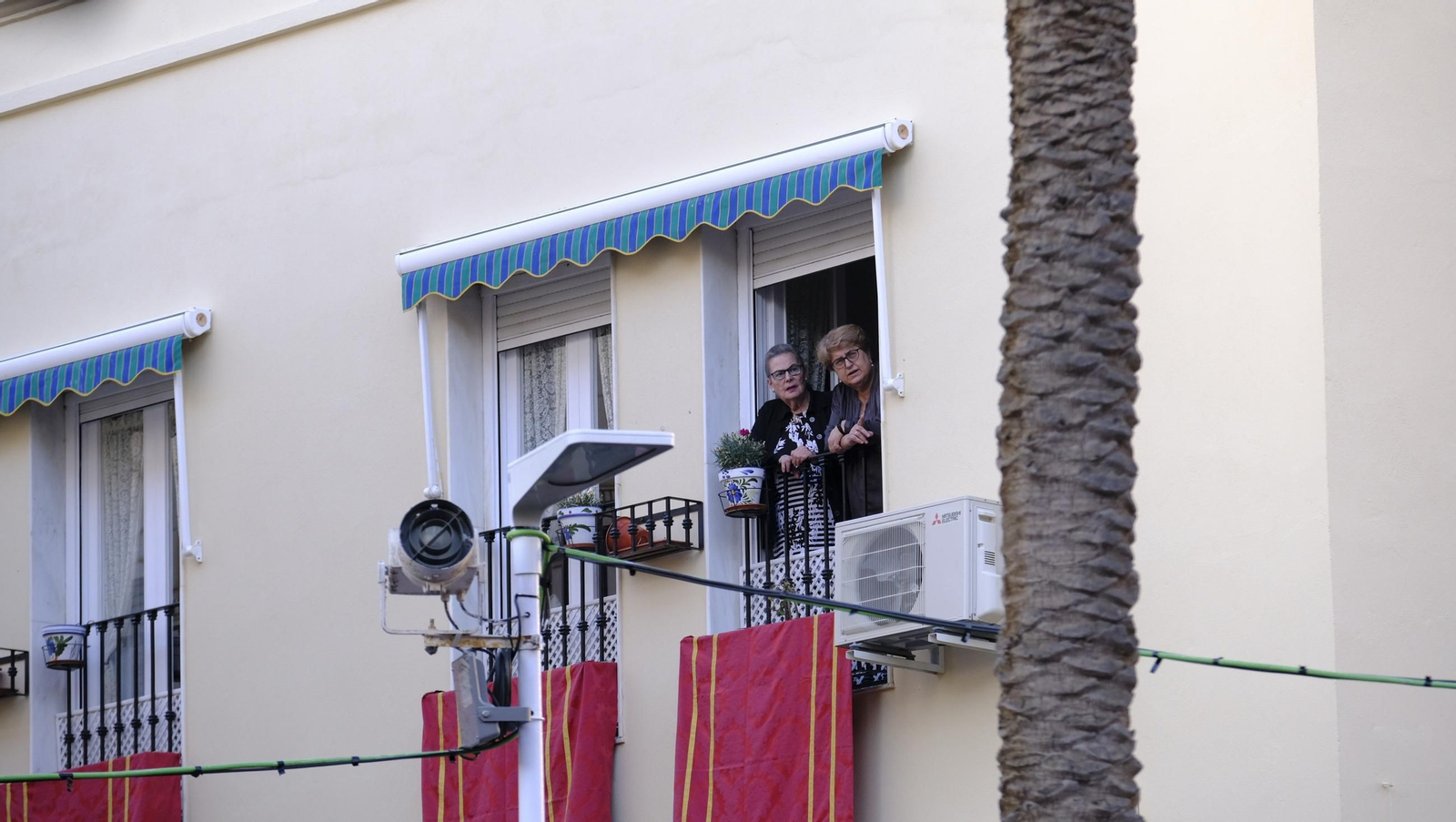 Estudiantes en la Semana Santa de Almería 2025