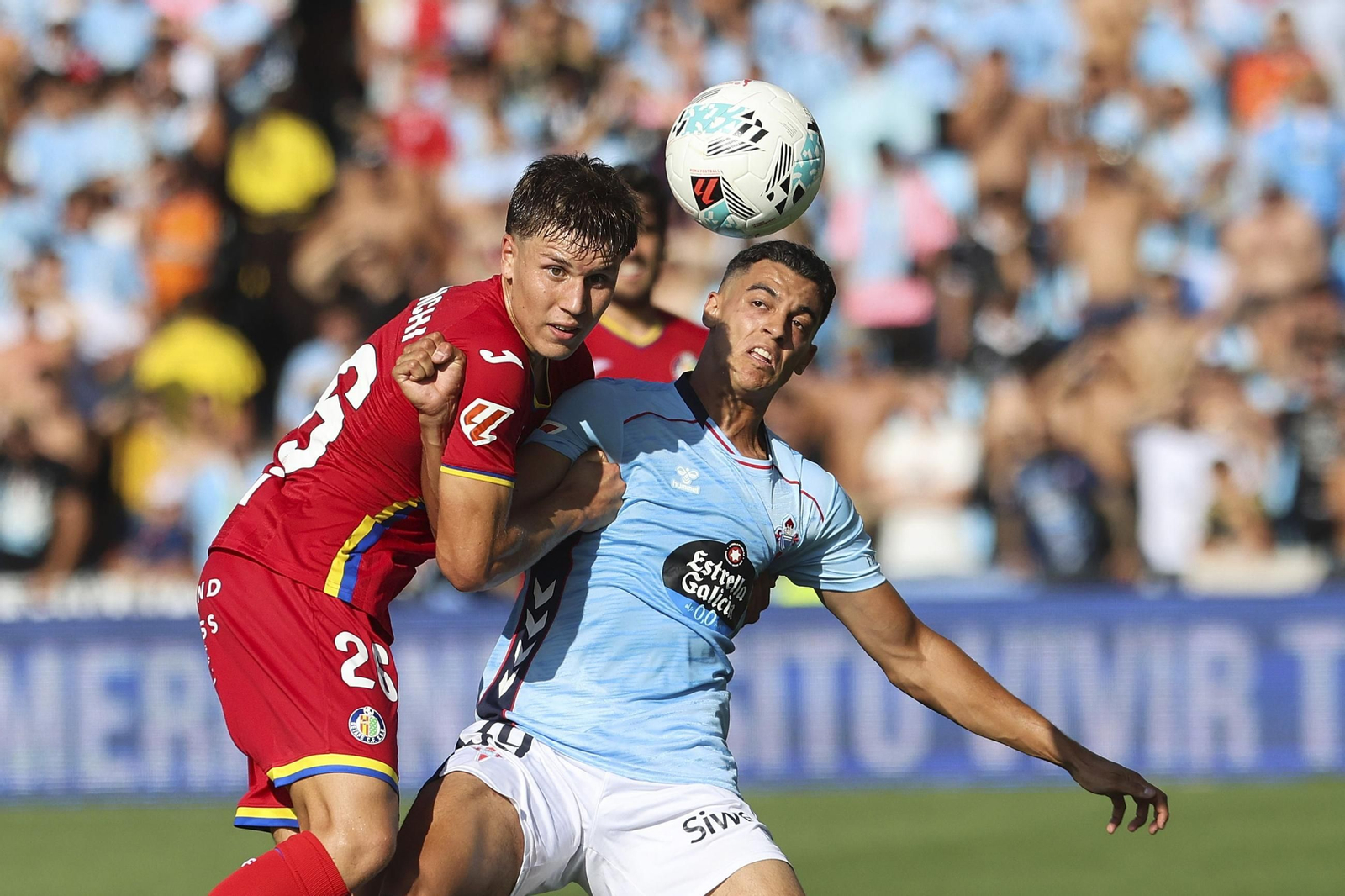 El delantero noruego del Celta, Jones El Abdellaoui,  pugna por un balón con Davinchi.