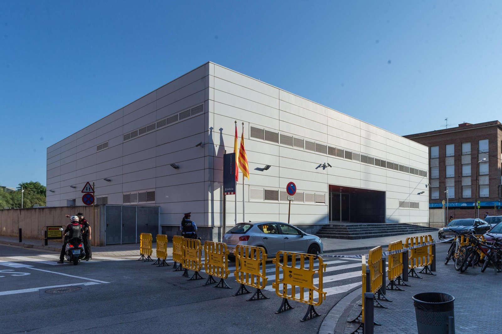 El ataque con un machete en la comisaría de Cornellà, en imágenes