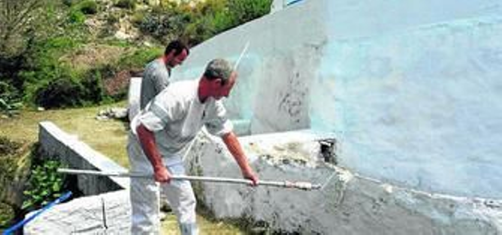 Operarios municipales se centran en la pintura de la Ermita y la fuente de la pedanía.