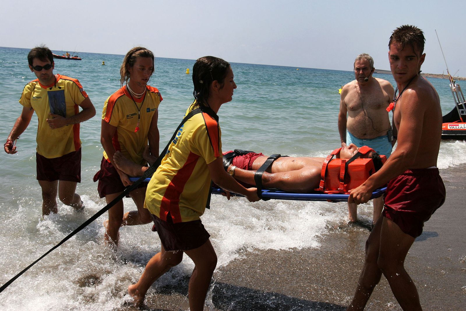 Socorristas practican un simulacro en La Malagueta en una imagen de archivo.