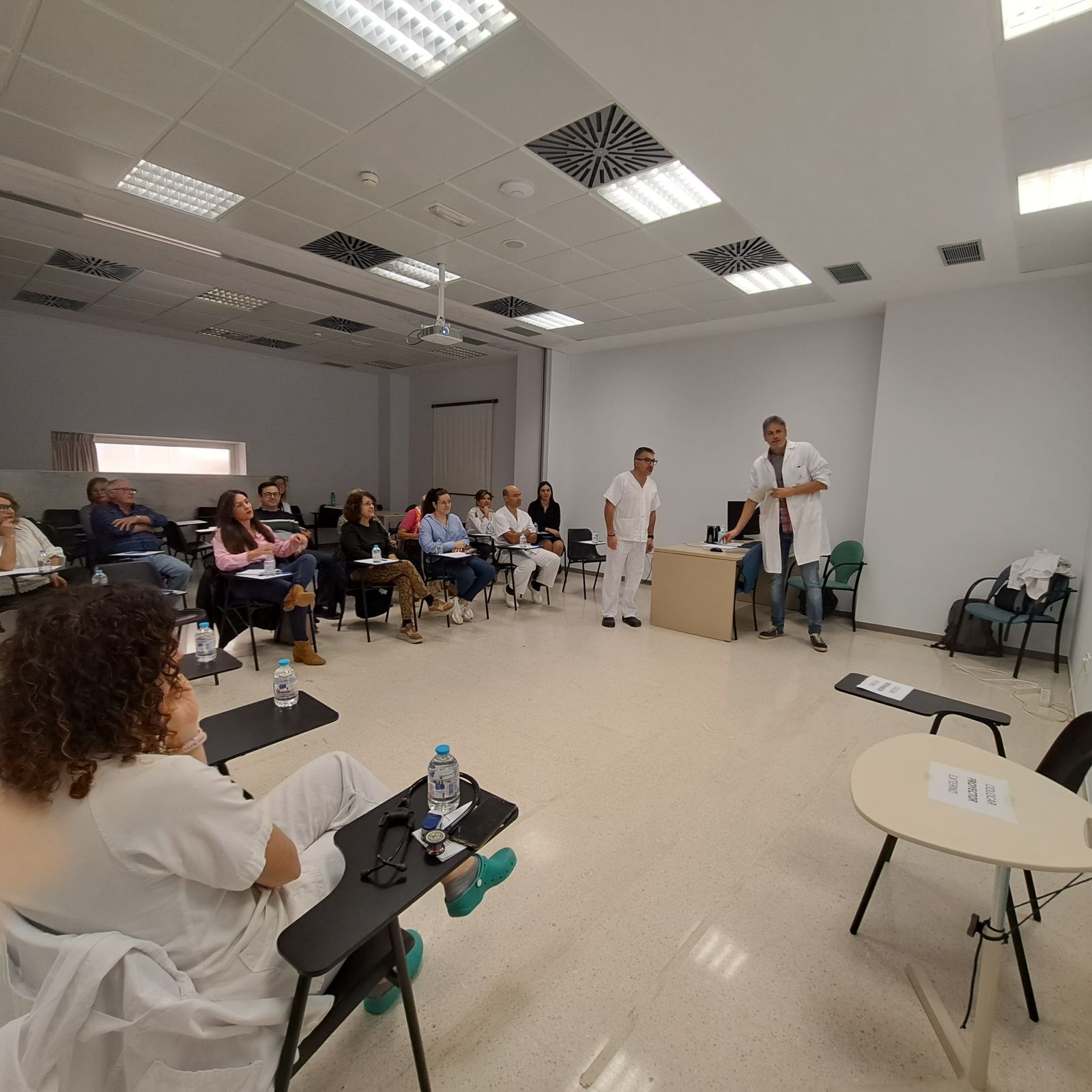Encuentro entre pacientes y profesionales en el taller informativo sobre Psoriasis del Hospital Universitario Poniente
