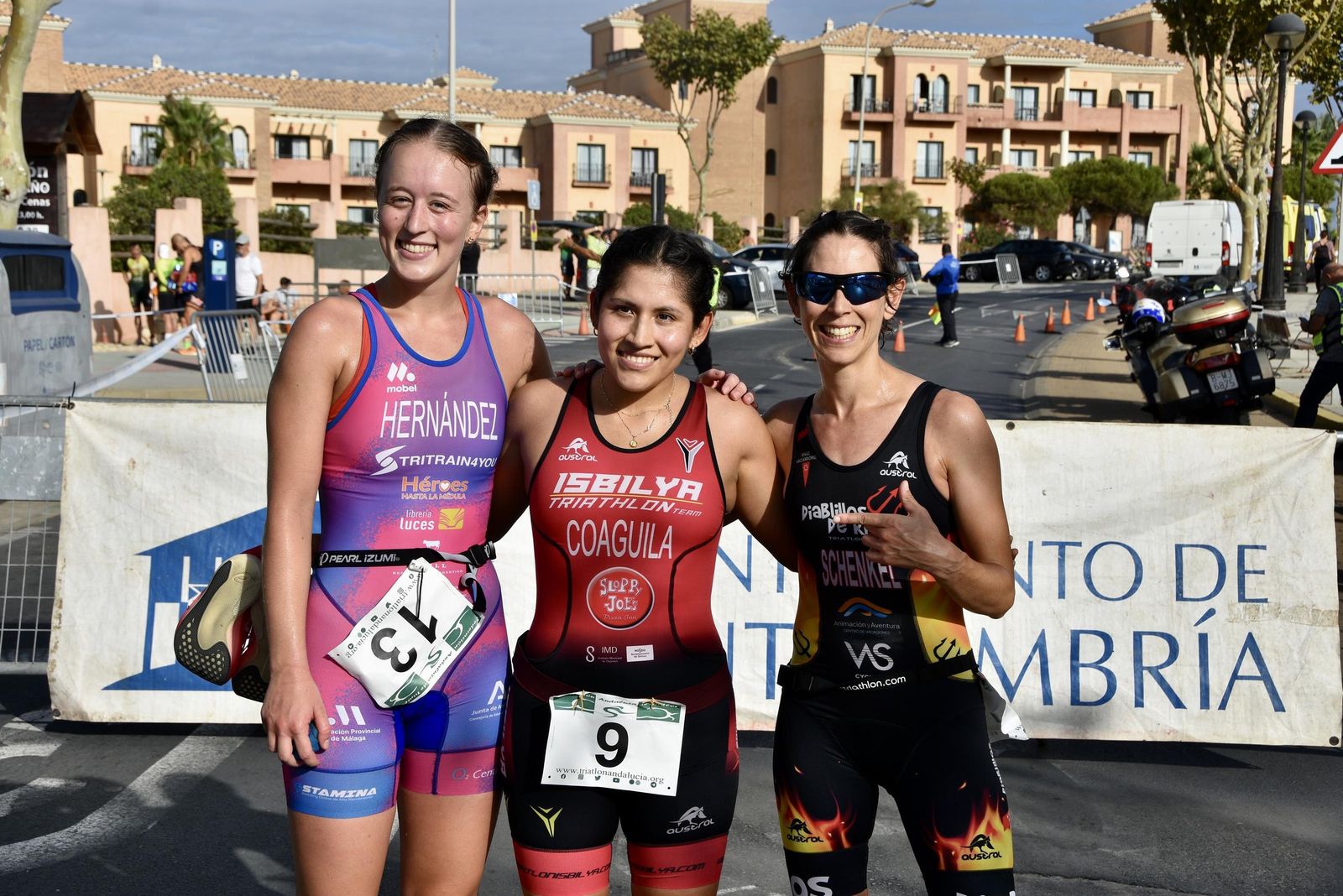 Gianella Coaguila, en el centro de la imagen, se subió a lo más alto del pódium.