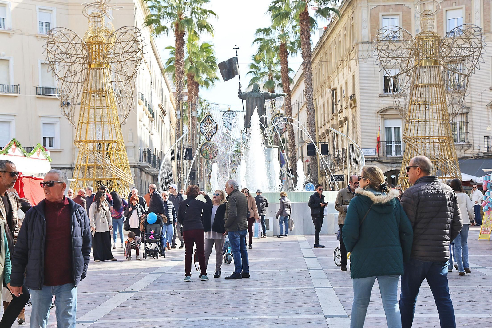 Imágenes del mercado navideño de la Plaza de Las Monjas