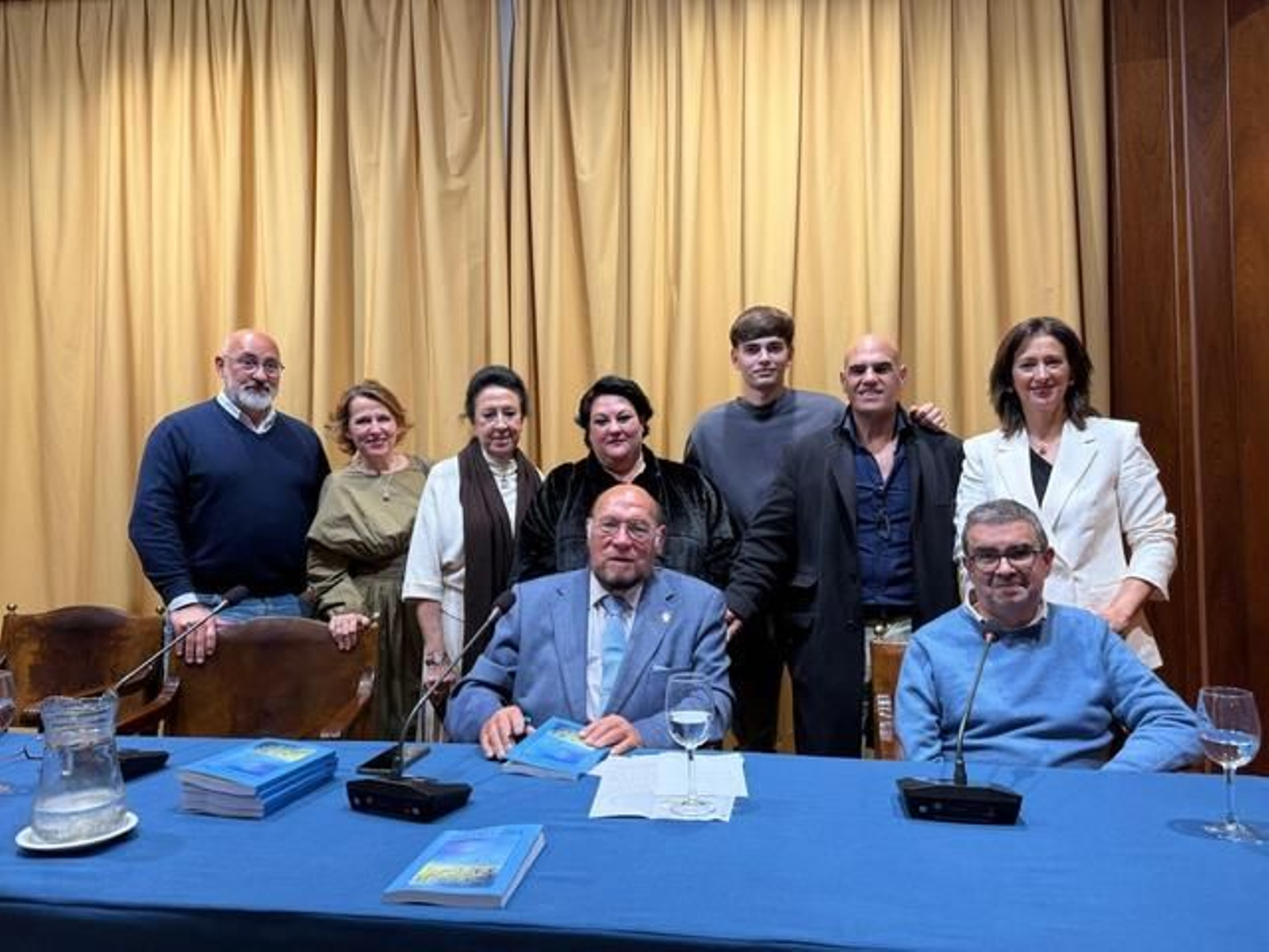 Un cartel de fiestas primaverales con palabras