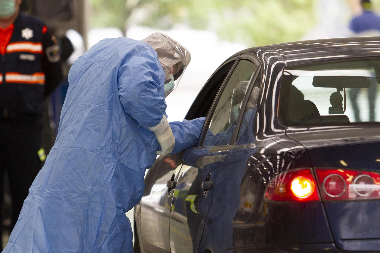 Un profesional sanitario realiza una prueba PCR a una persona.