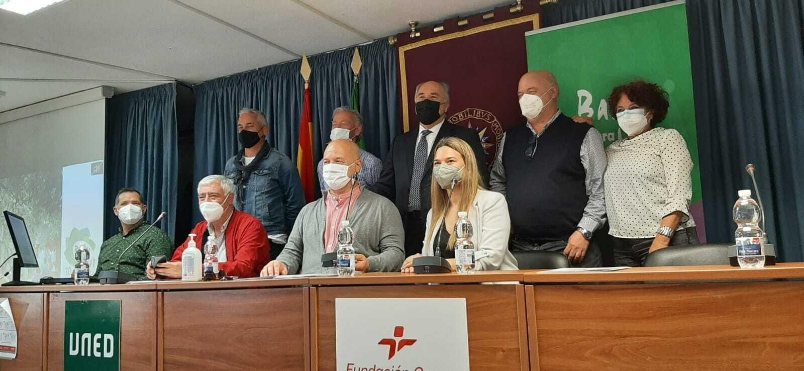 La nueva junta directiva de Barrio Vivo, junto al alcalde de Algeciras.