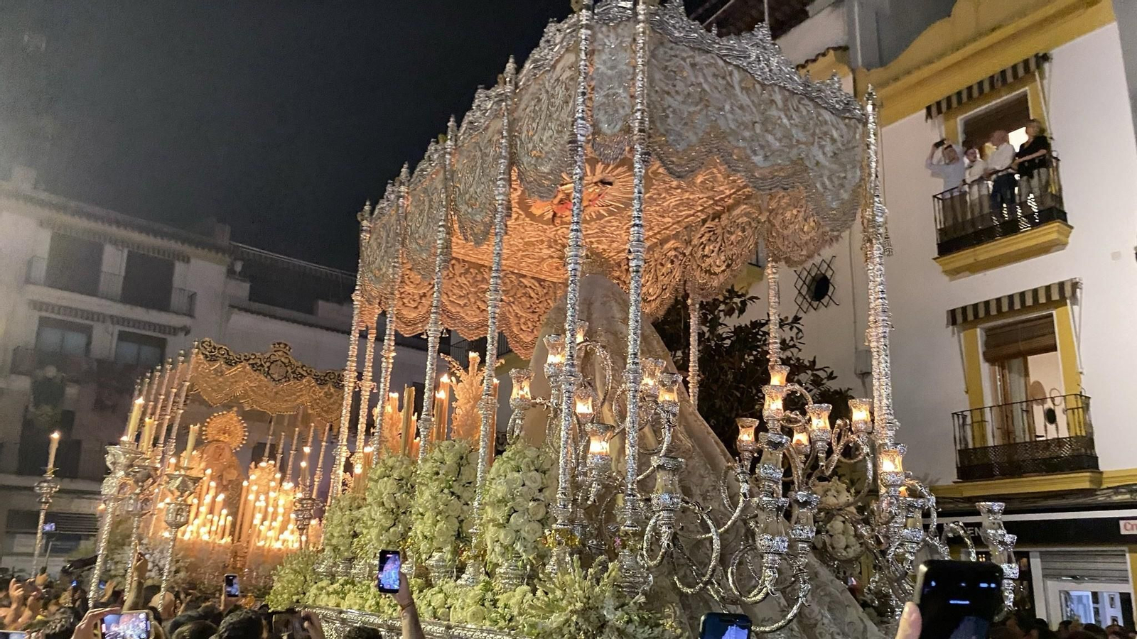 La Esperanza y la Paz, ante la iglesia de San Pablo.