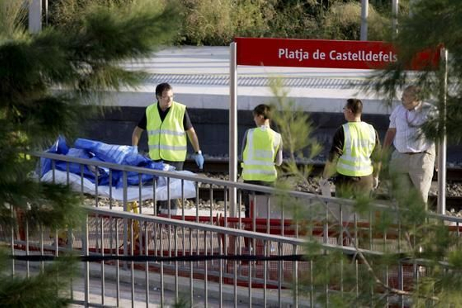 Al menos 12 personas, en su mayoría jóvenes, han muerto tras ser arrolladas por un tren en la estación de Castelldefels. 

Foto: Marta Pérez, (EFE)