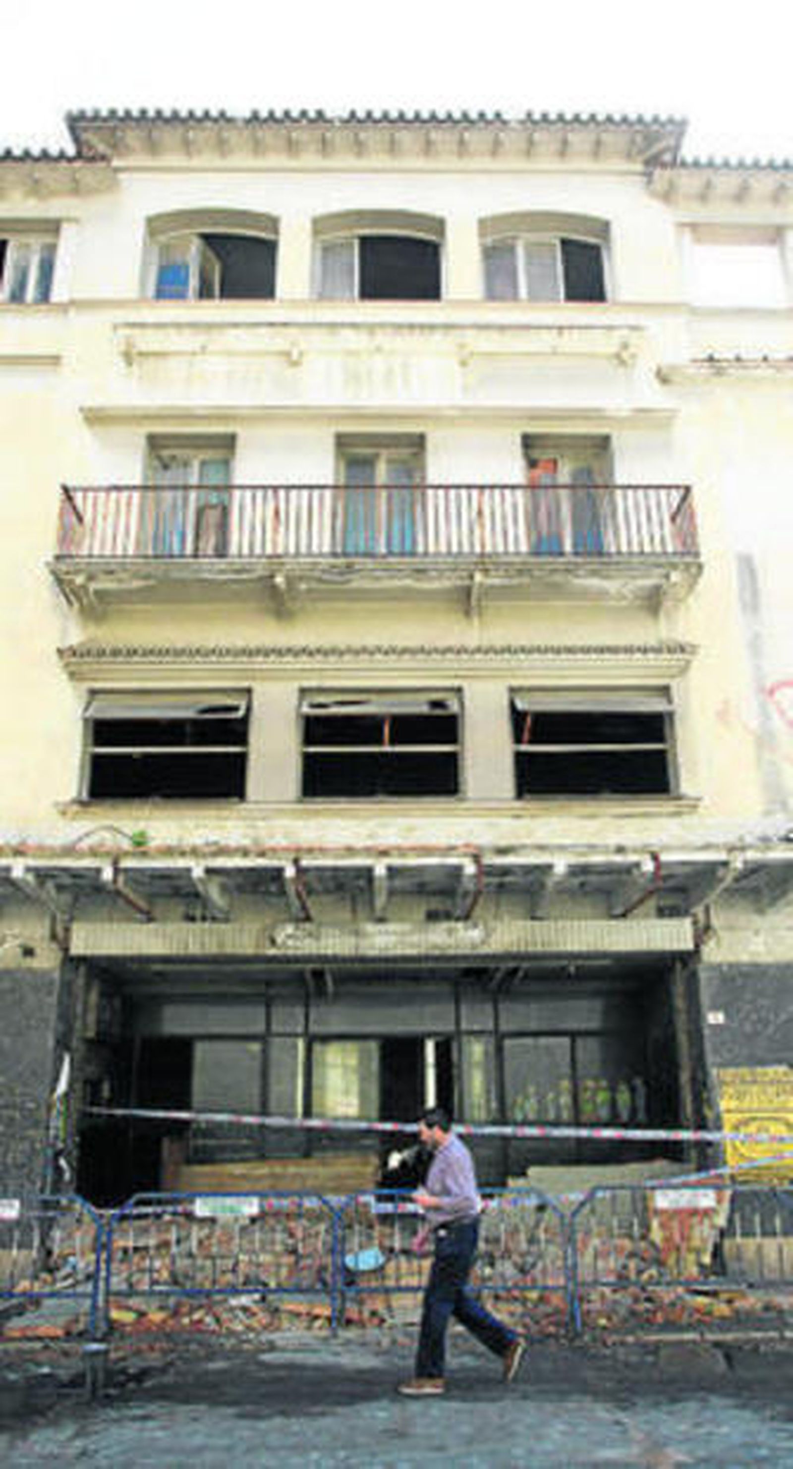 Fachada principal del Cine Andalucía tras el incendio.