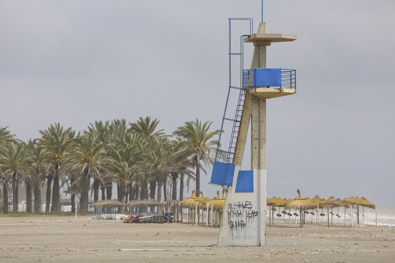 Playas cerradas en Torremolinos, la imagen del coronavirus en Málaga
