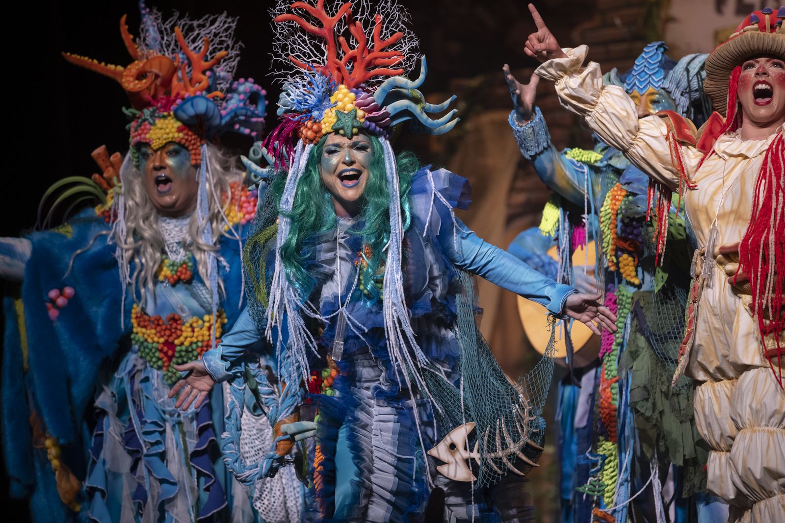 Imágenes de la actuación de la comparsa de Huelva "La vieja verde" en el Carnaval Colombino