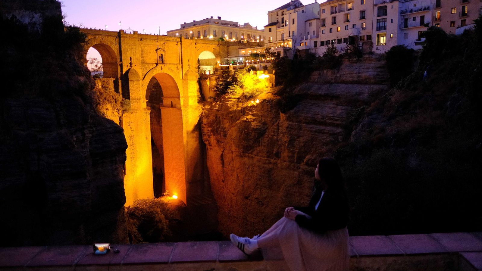 Turista observa el atardecer sobre el Puente Nuevo de Ronda