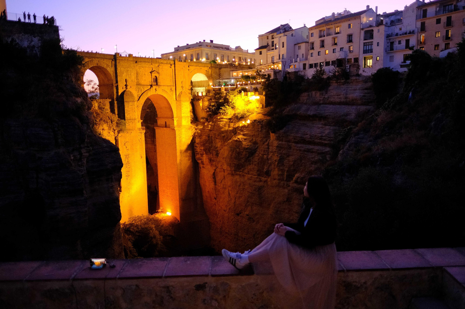 Turista observa el atardecer sobre el Puente Nuevo de Ronda