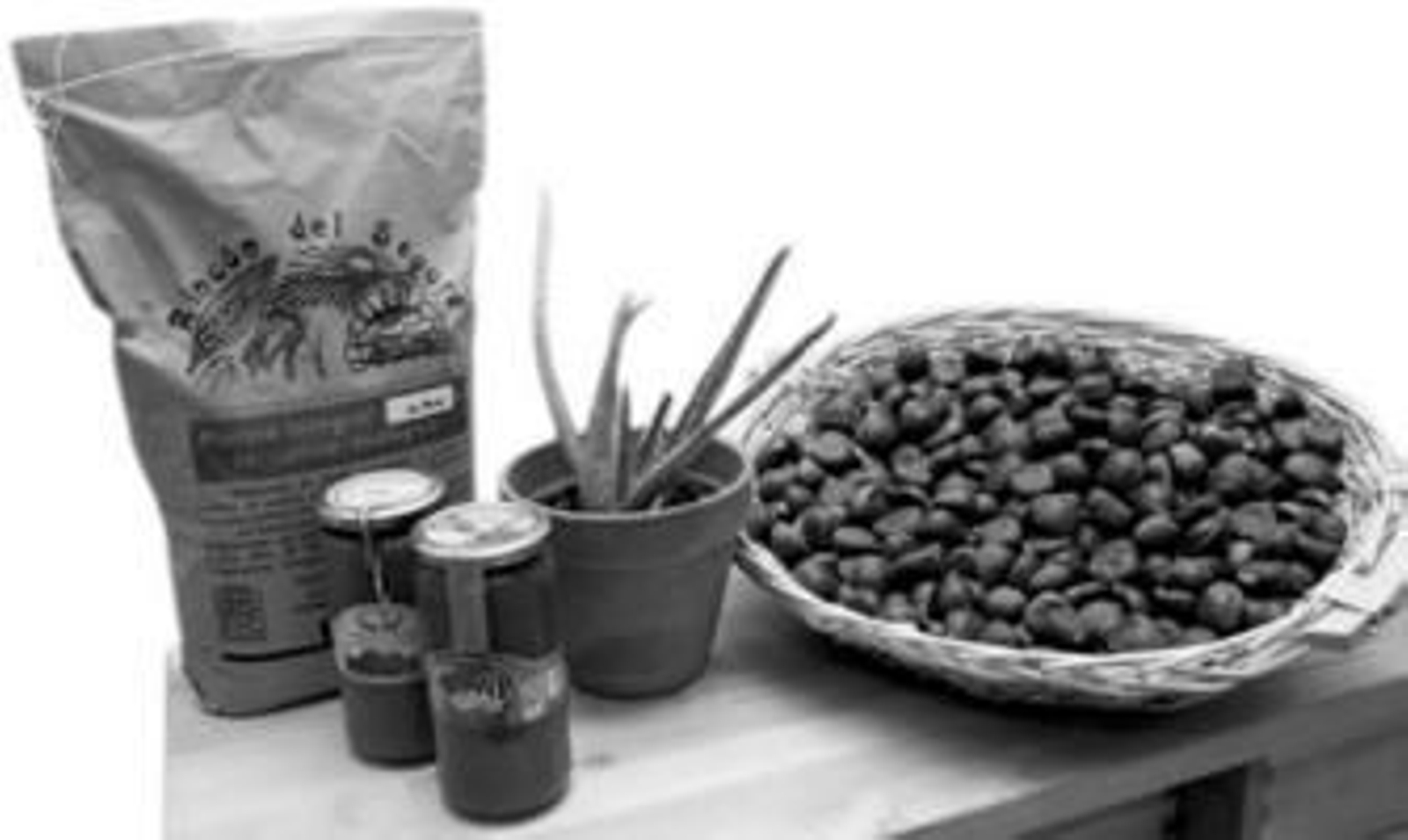 Frutas, hortalizas y verduras se pueden adquirir en la sede de Almoradú, así como recopilar información de las actividades que organizan.