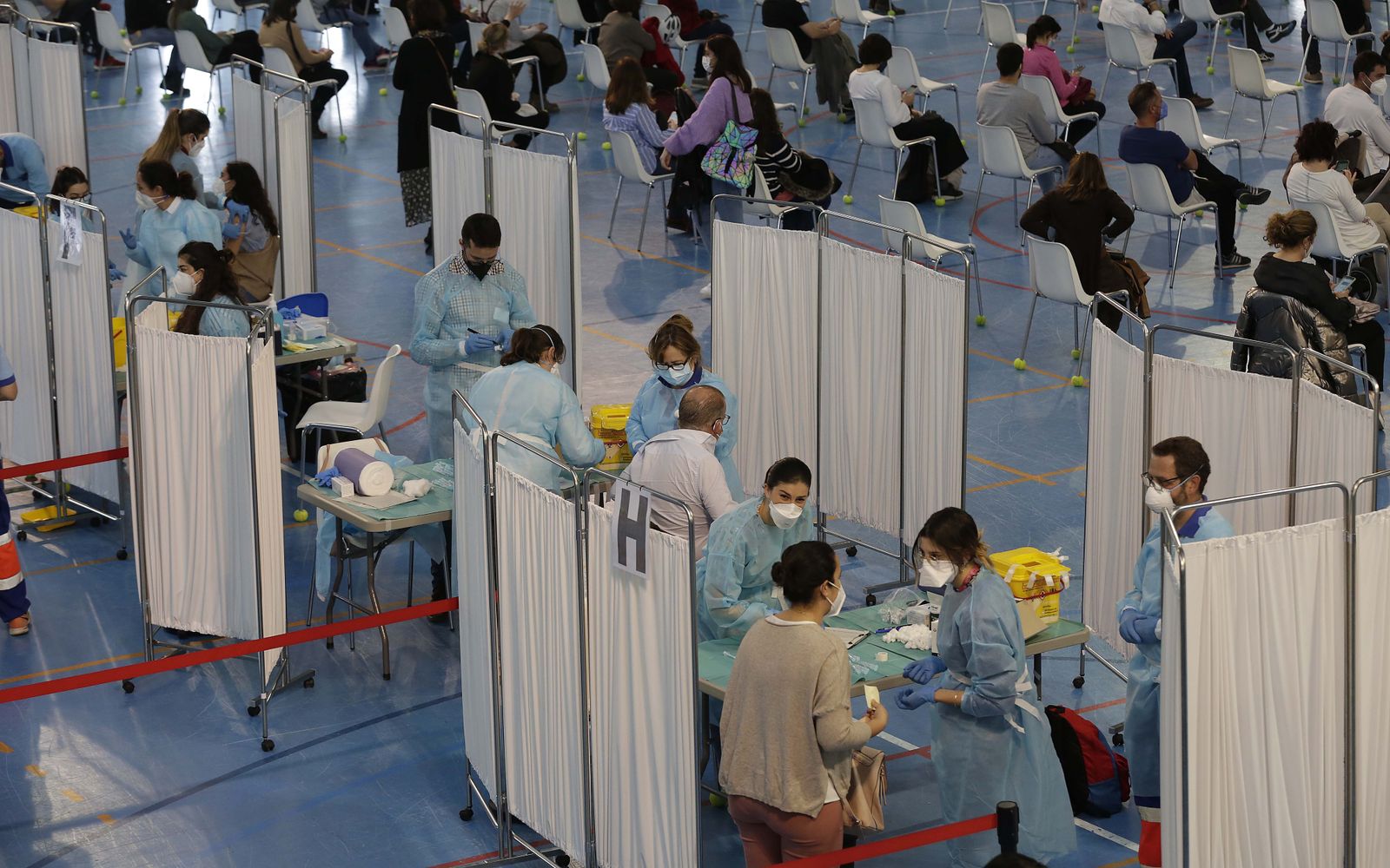 Vacunación de profesores en el pabellón deportivo del SADUS
