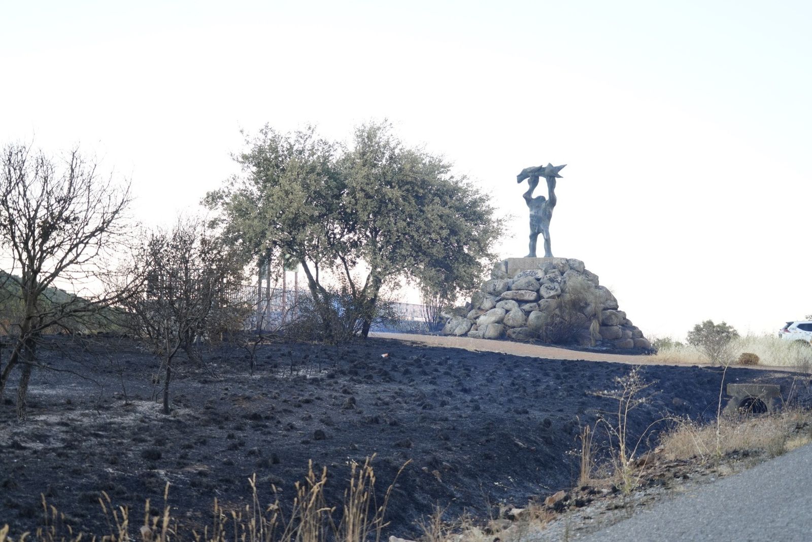 Detalle de la parte quemada del Puerto del Calatraveño junto a la escultura de Aurelio Teno.