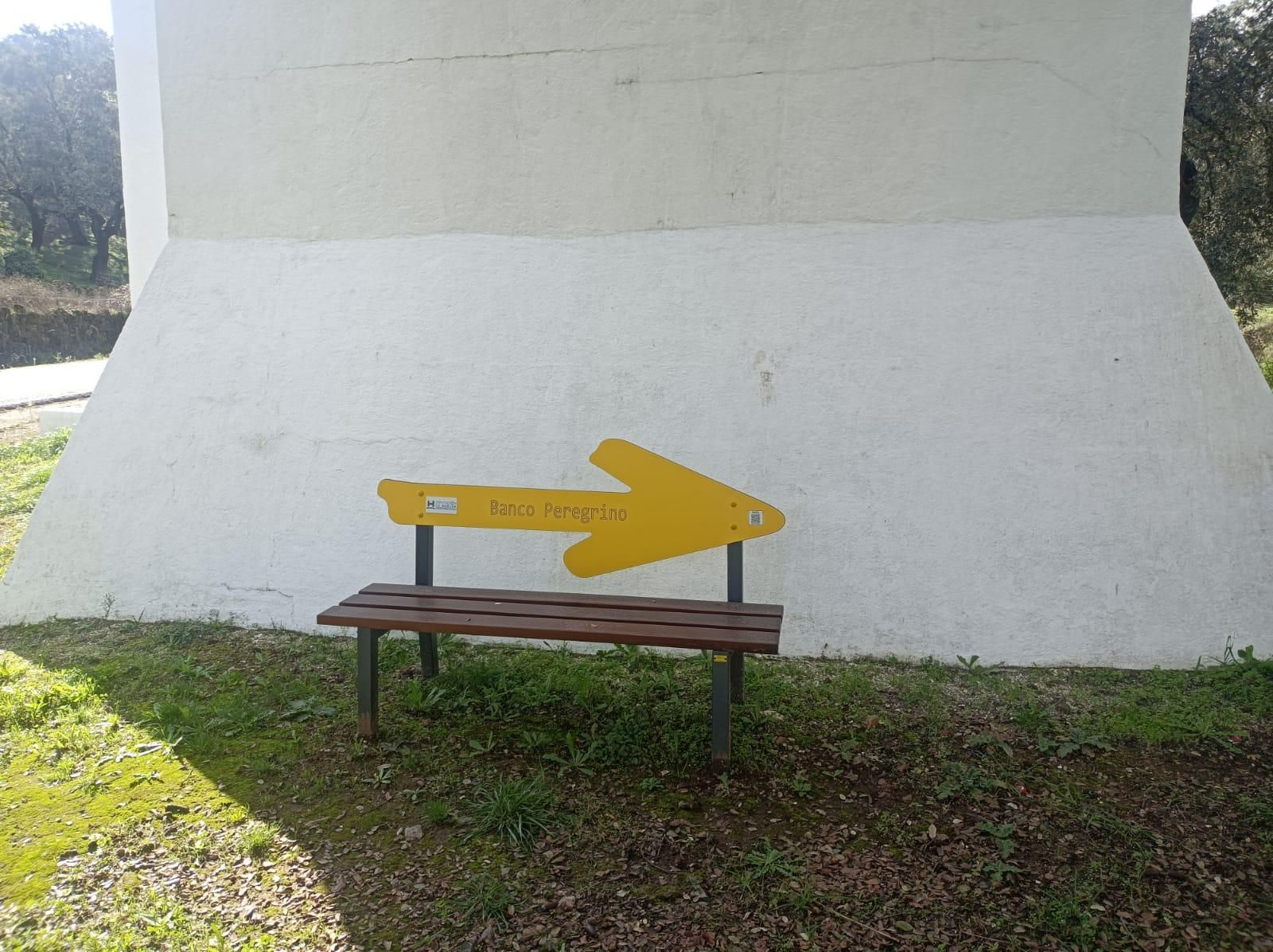 Este banco nos indica por dónde debemos ir. El Camino del Rocío a Santiago comparte el primer tramo.