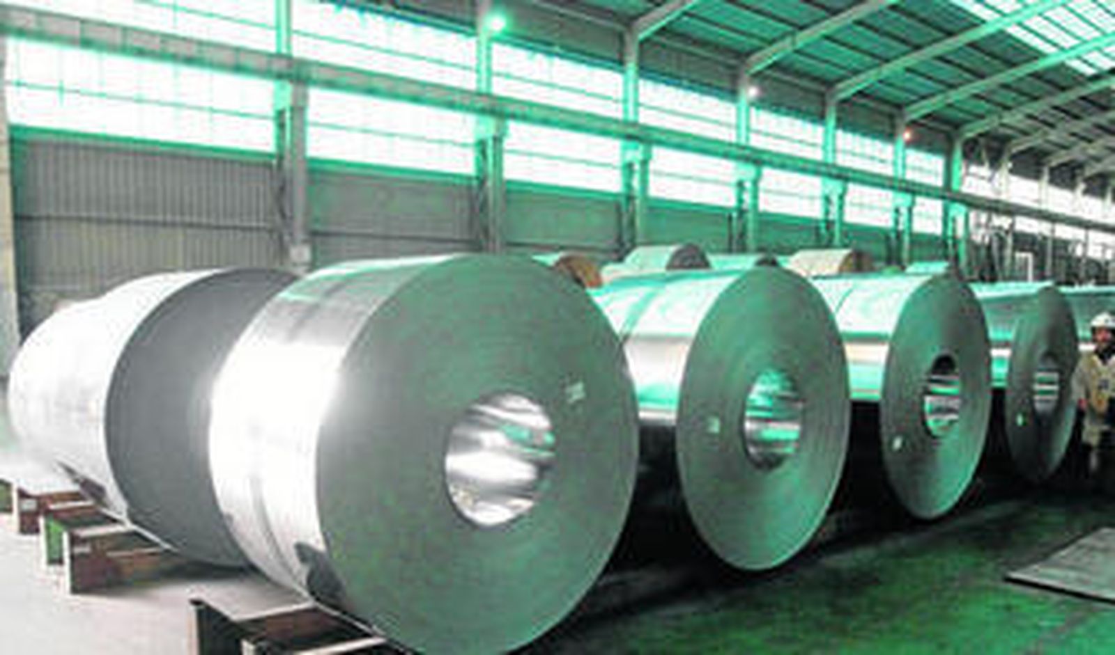 Bobinas de acero apiladas en el interior de la factoría que Acerinox mantiene en su sede palmoneña.