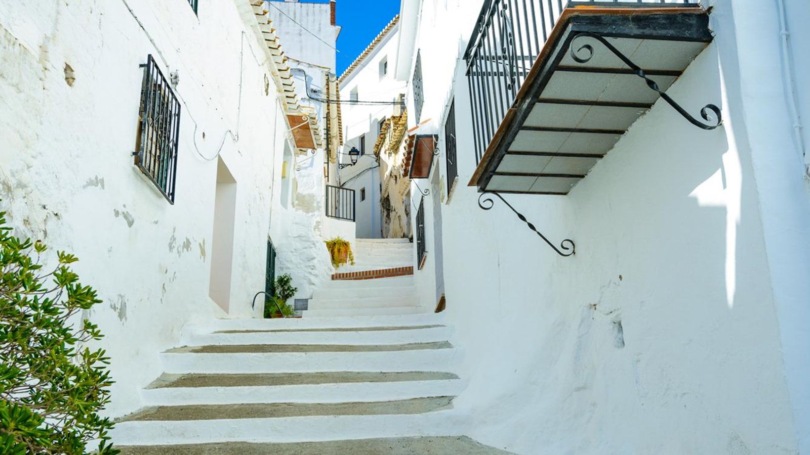 Una de las calles de Sedella.