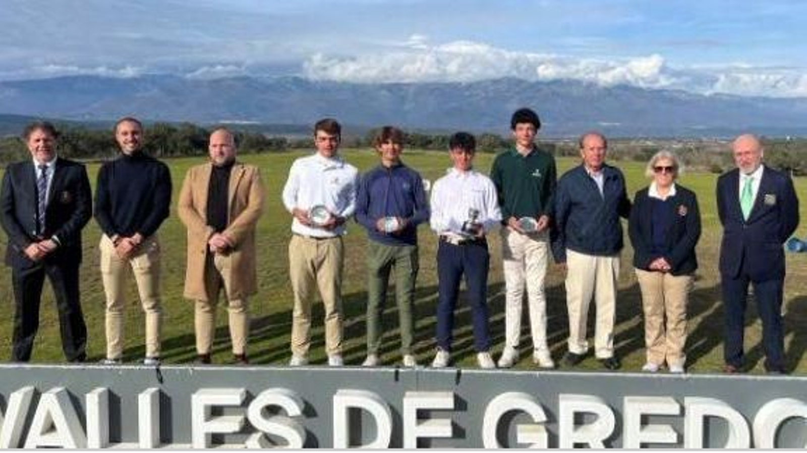 Los primeros clasificados, junto a autoridades y federativos