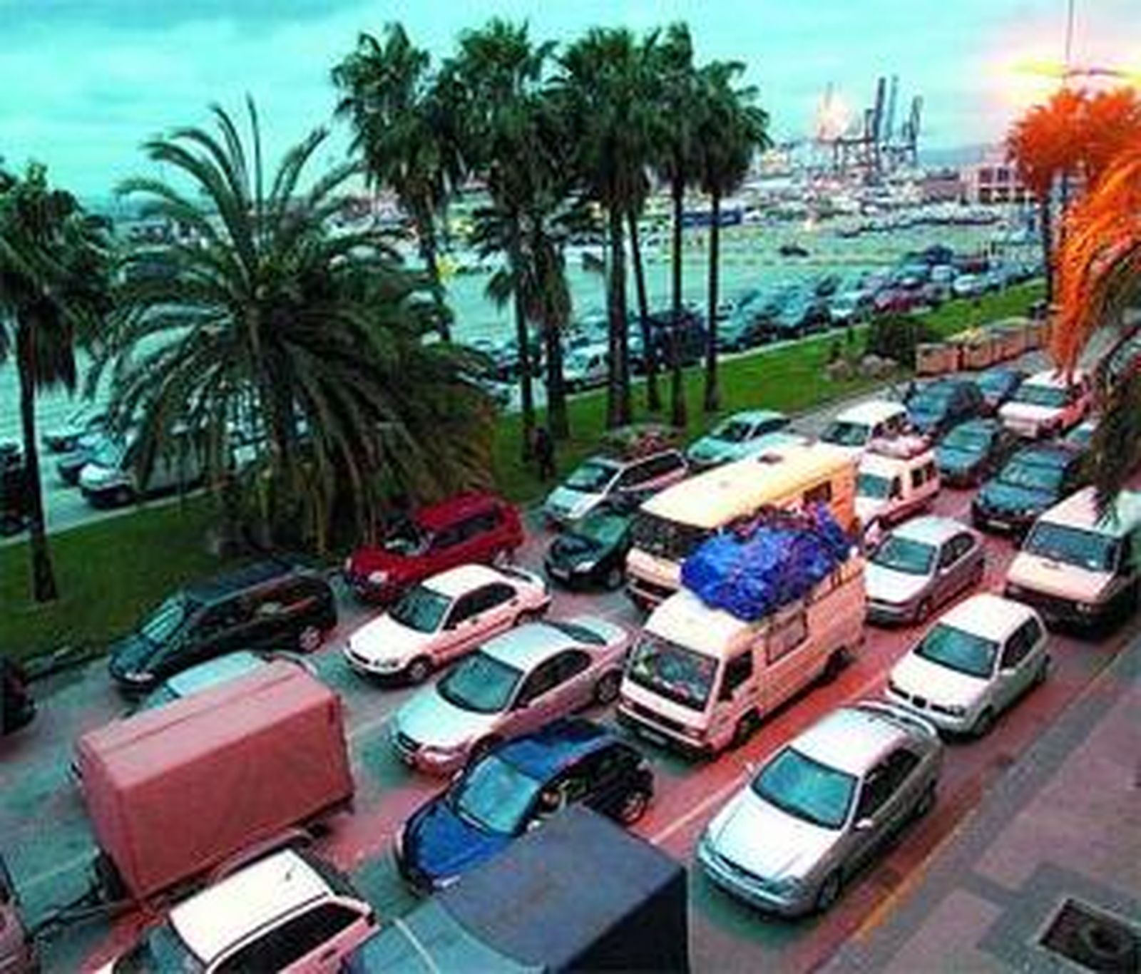 Numerosos coches esperaban embarcar con destino a Ceuta.