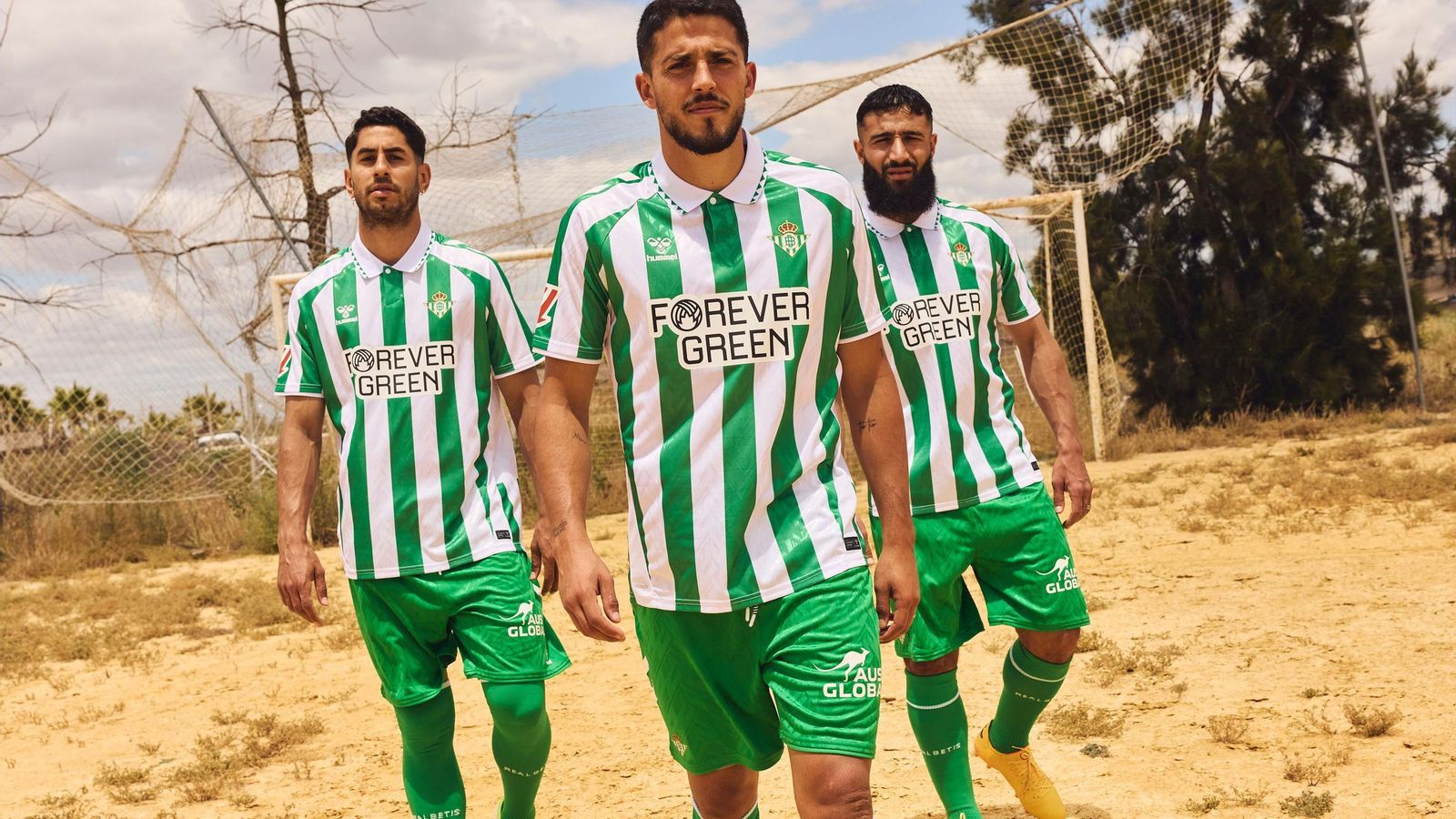 Ayoze, Fornal y Fekir posan con la nueva equipación.