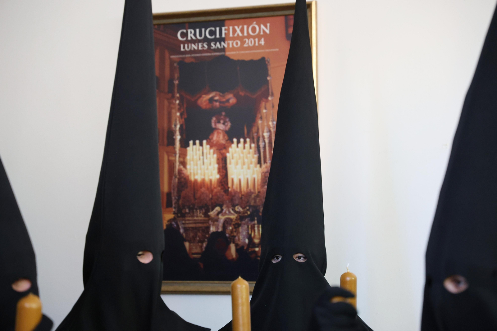 Crucifixión en su procesión del Lunes Santo en Málaga, en fotos