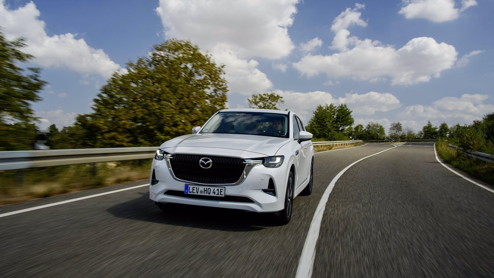 Las sensaciones que dejan dirección, freno o suspensiones son excelentes. El CX-60 tiene el característico toque que Mazda da a la dinámica de sus coches.
