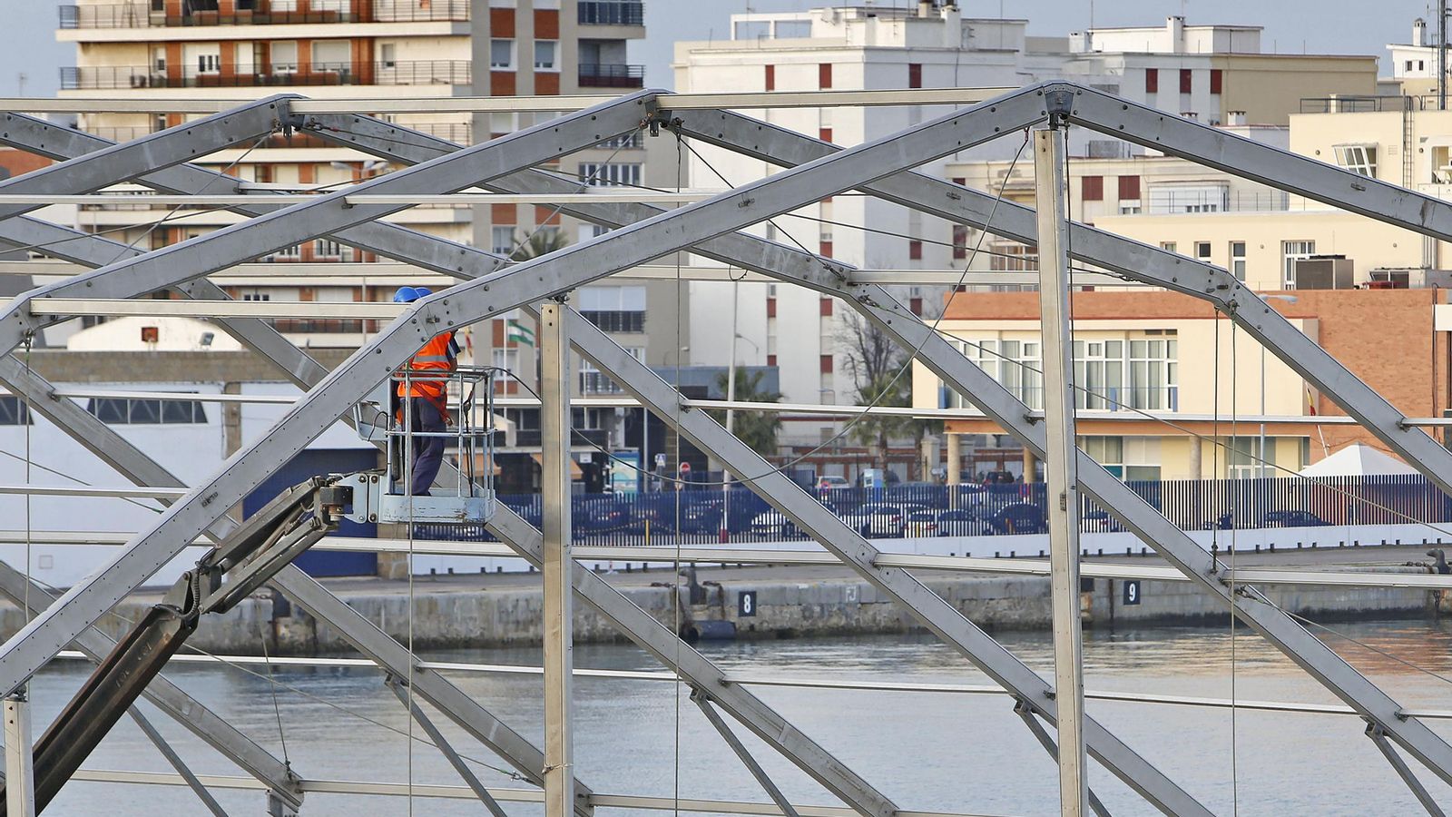 Imagen de archivo del montaje de la carpa de Carnaval, un año en el que estuvo instalada en el Muelle Ciudad del puerto de Cádiz
